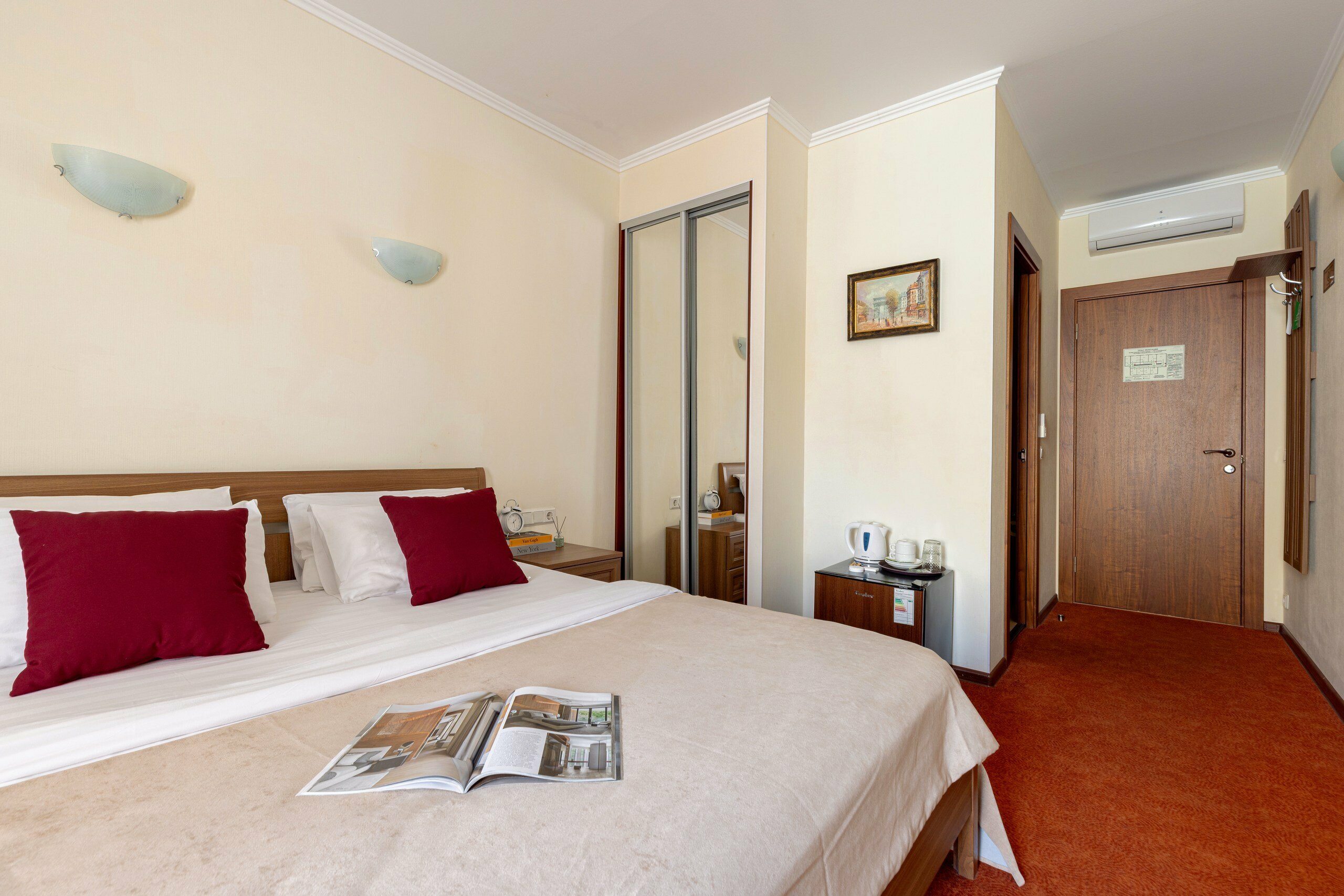 СТАНДАРТ с 1 двуспальной или 2мя раздельными кроватями с видом на Б. Московскую улицу или тихий Питерский дворик