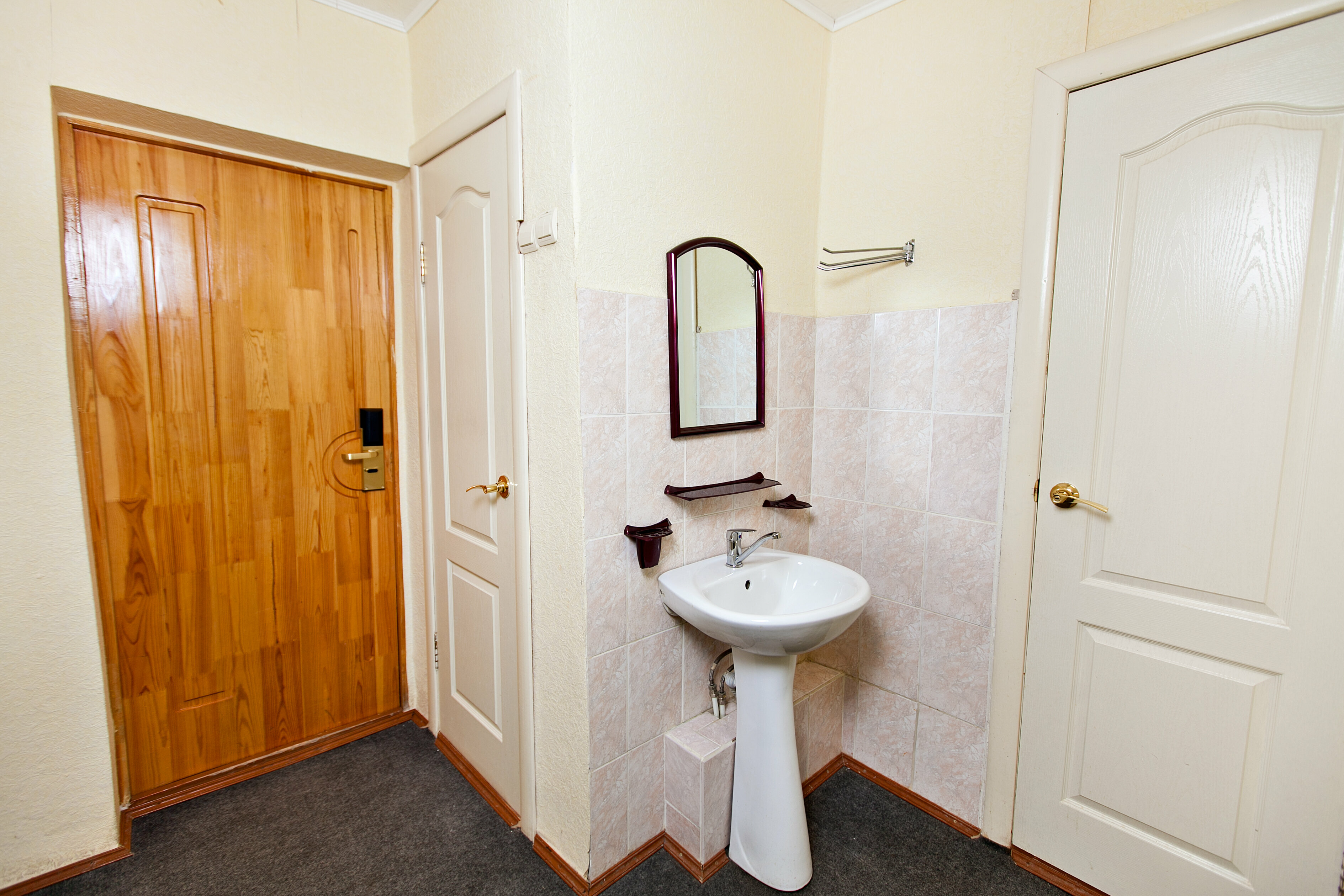 Номер эконом 2 категории с 3 односпальными кроватями (удобства на блок)