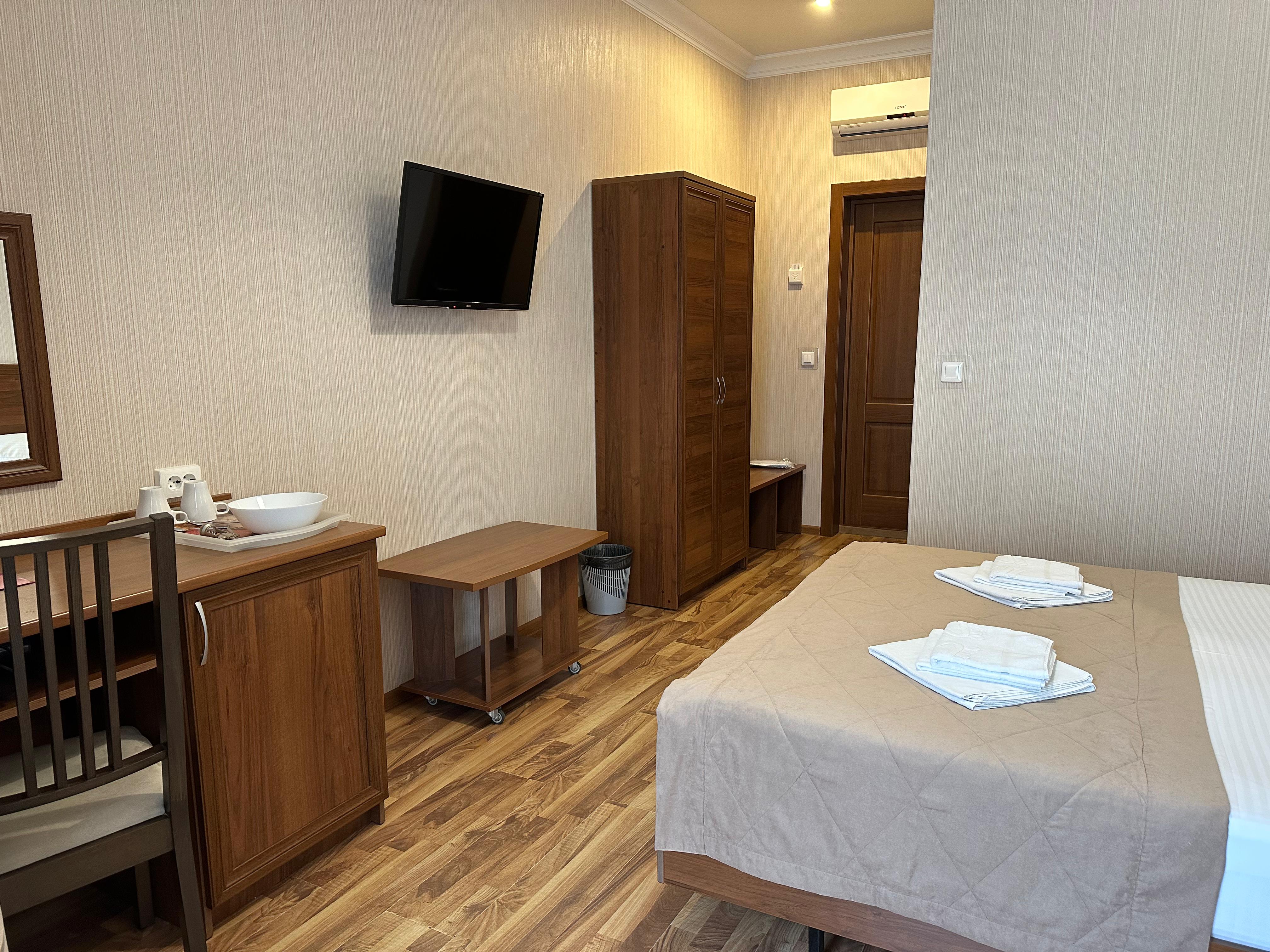 Двухместный номер с увеличенной площадью и мини-балконом на фасаде