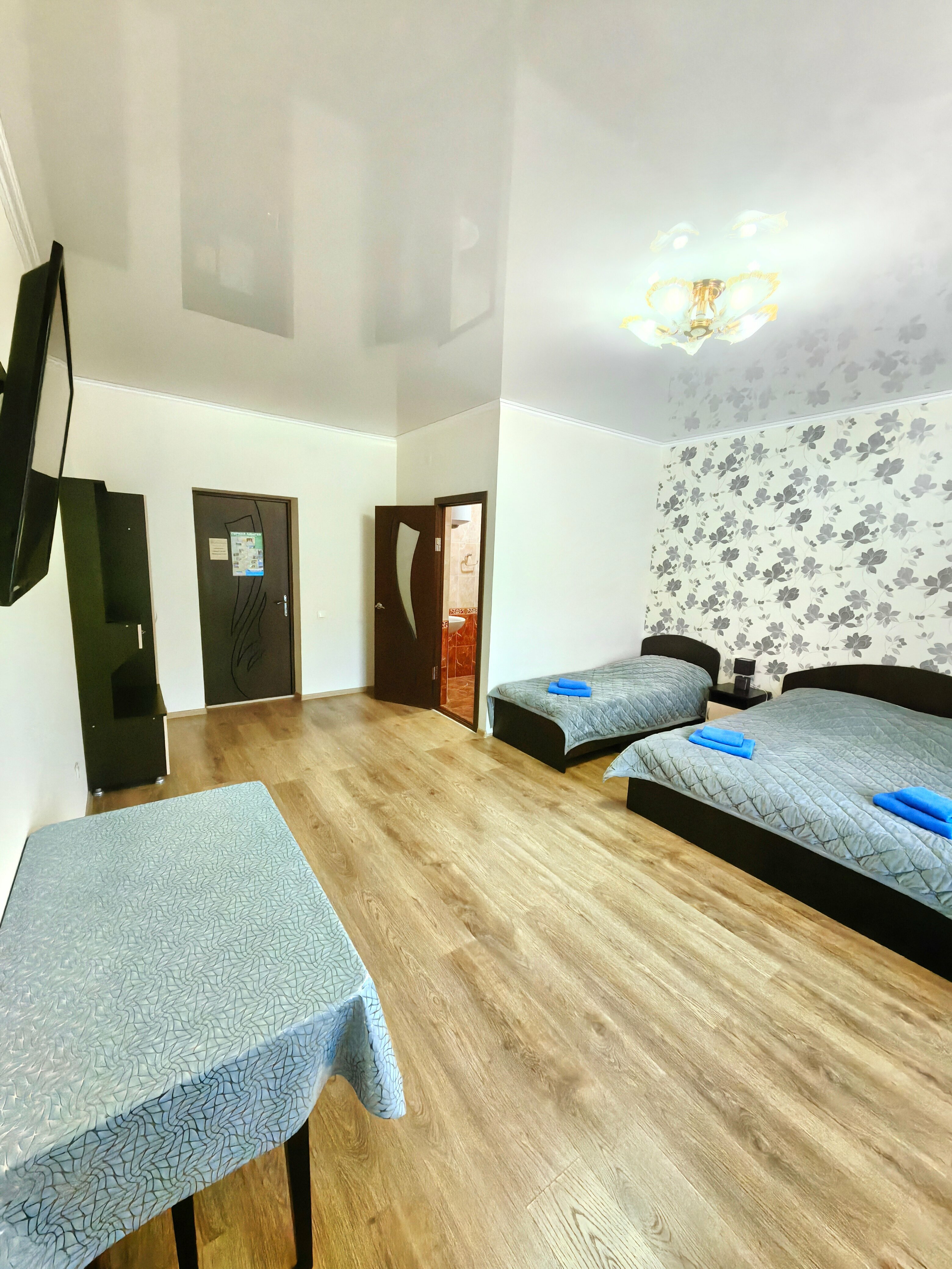 Трехместный номер с видом на горы