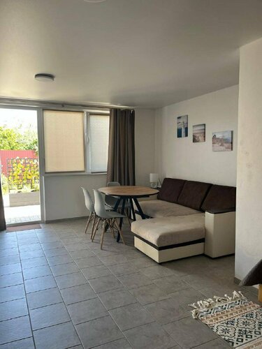 Студия, вход с нижней улицы