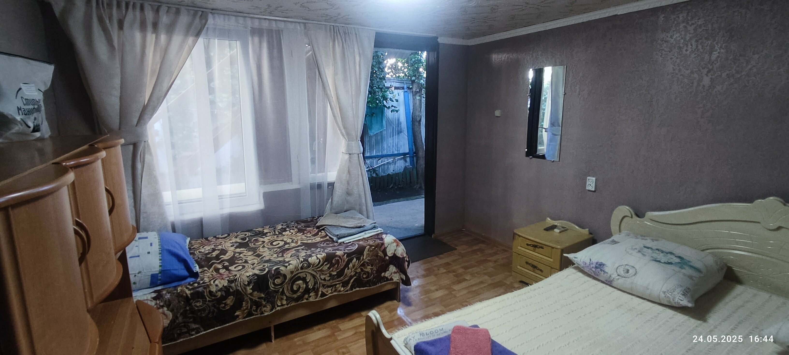 Трехместный номер с общей ванной комнатой