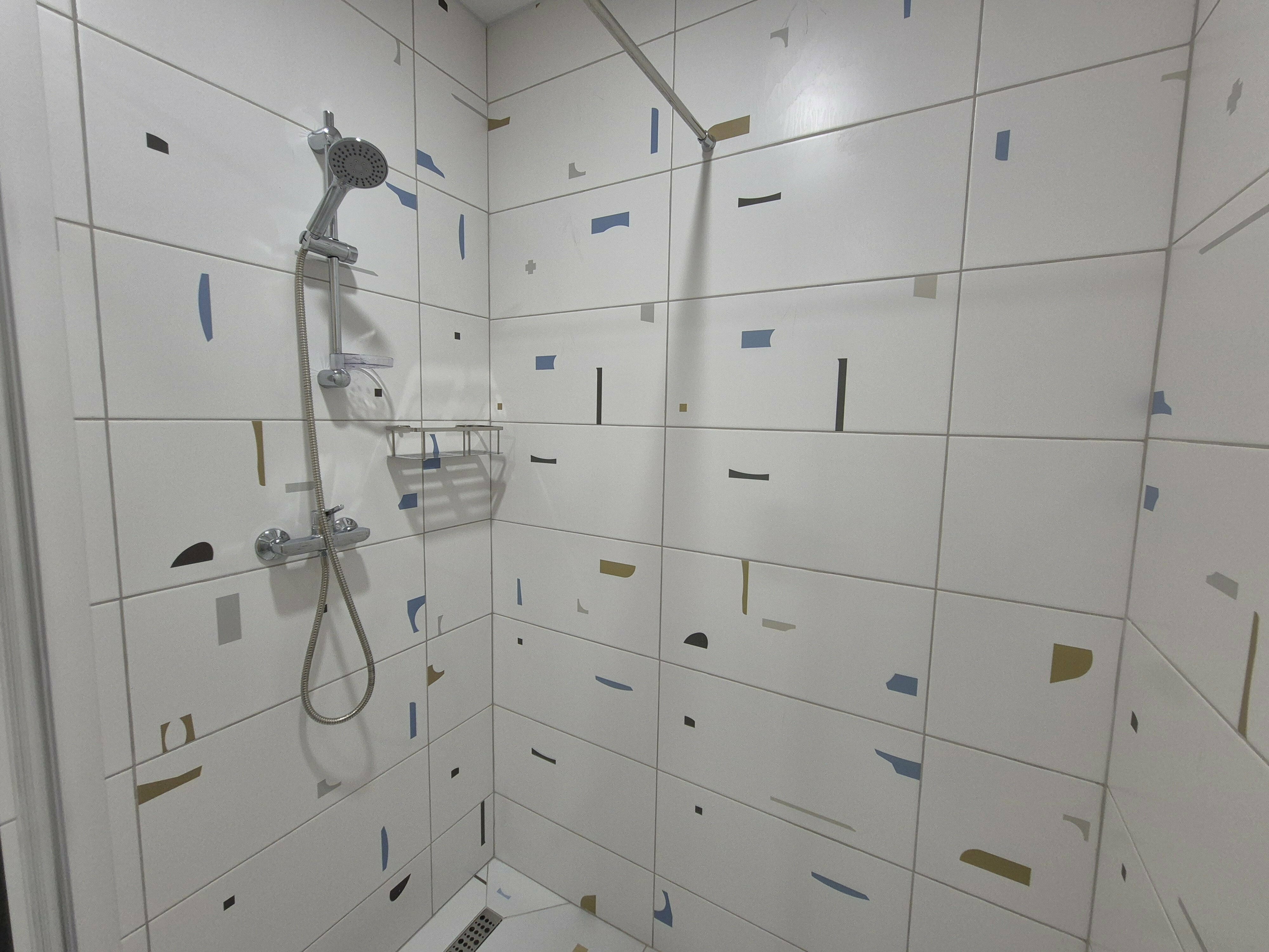 Двухместный номер с 2 отдельными кроватями и общей ванной комнатой