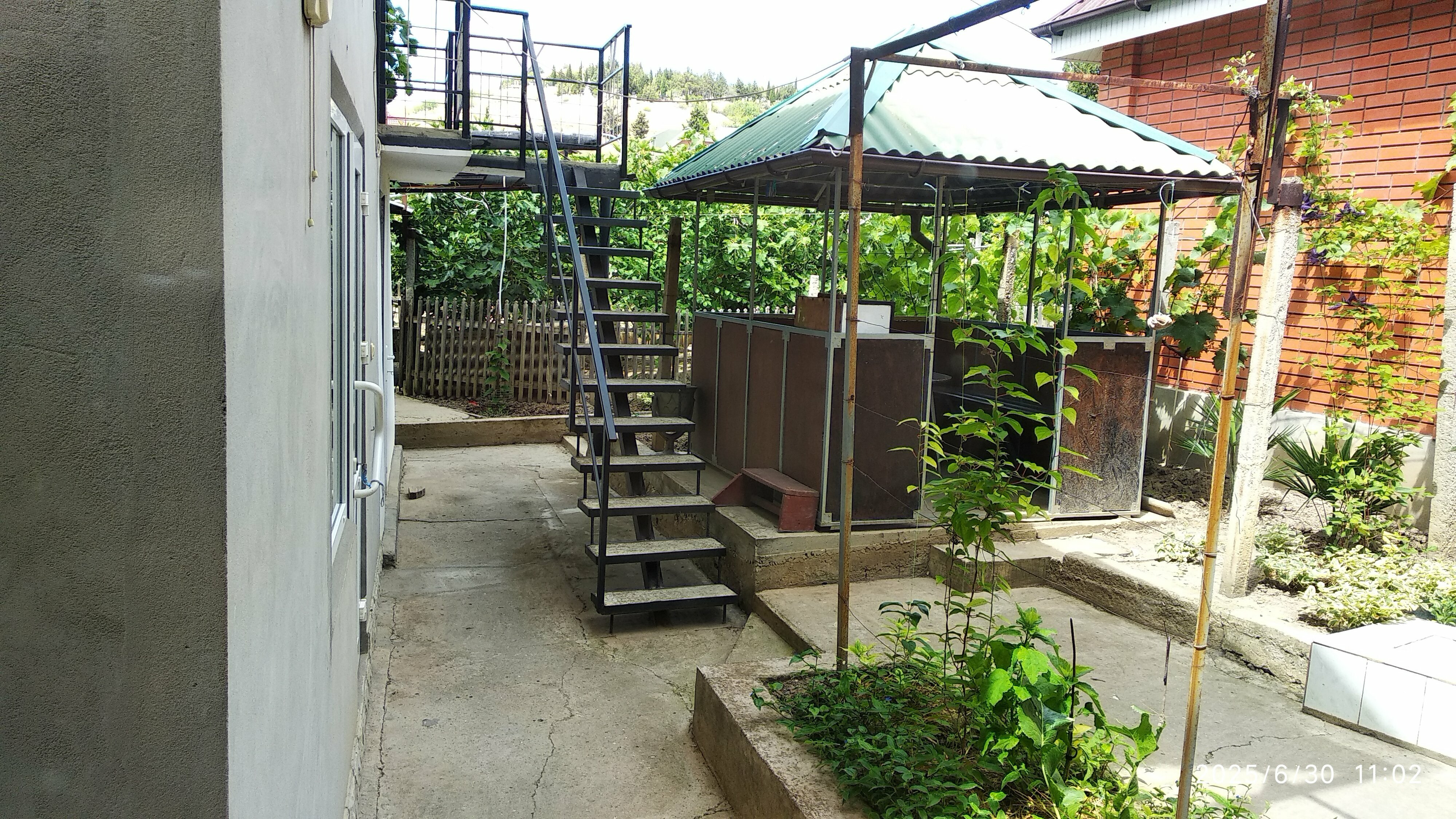 Двух-трёх местный номер на первом этаже с беседкой.