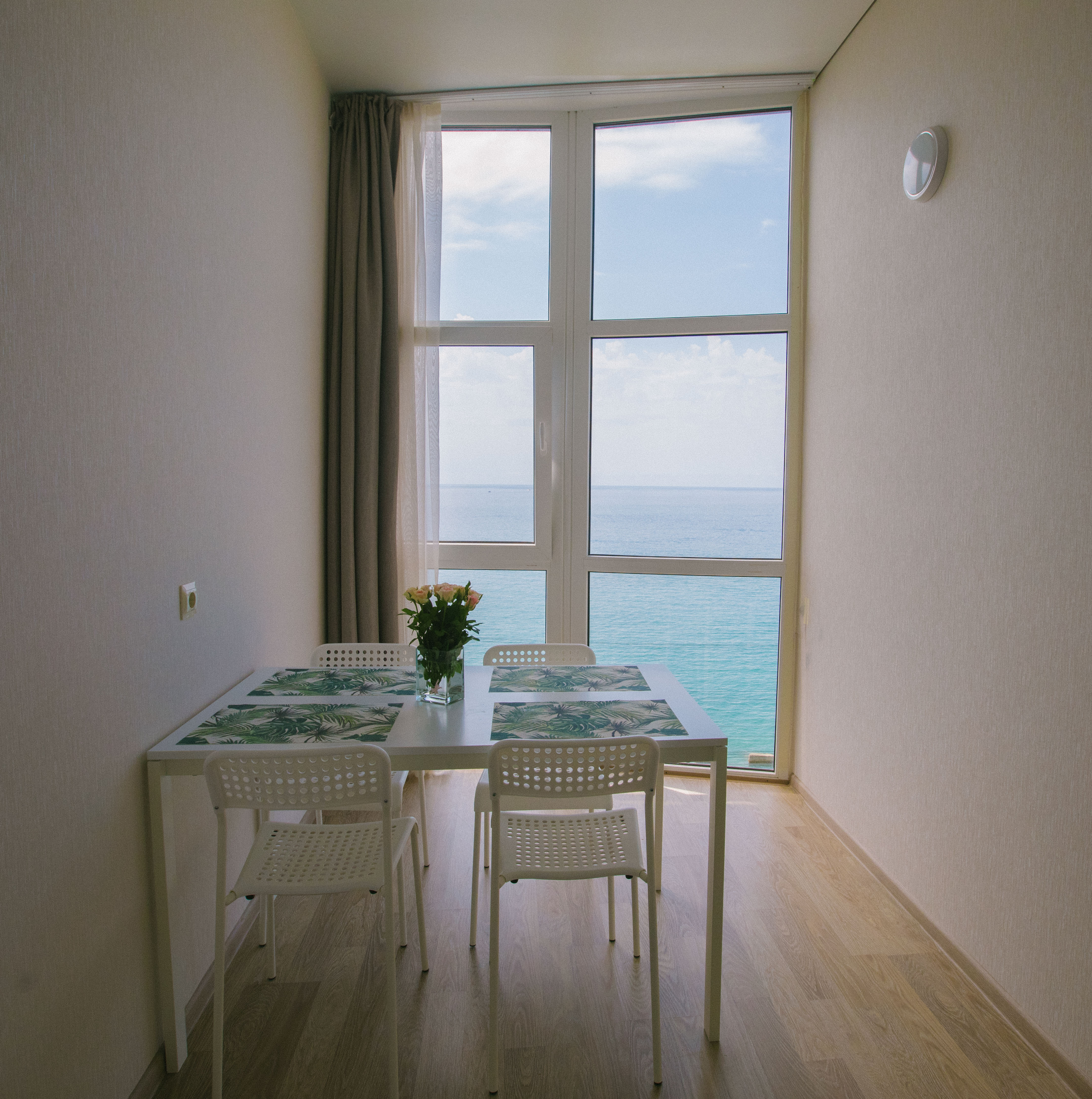 Двухкомнатные апартаменты с балконом и панорамным видом на море