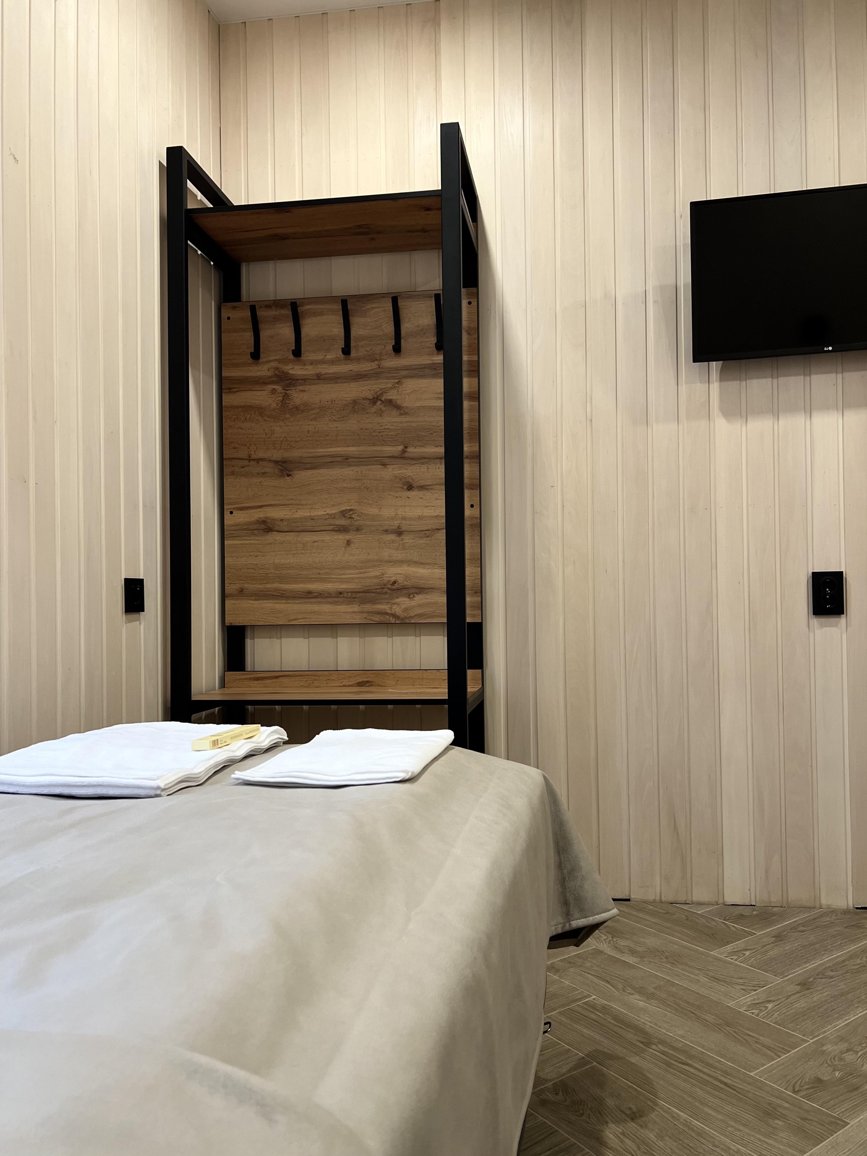 Стандартный двухместный номер с 2 отдельными кроватями и общей ванной комнатой