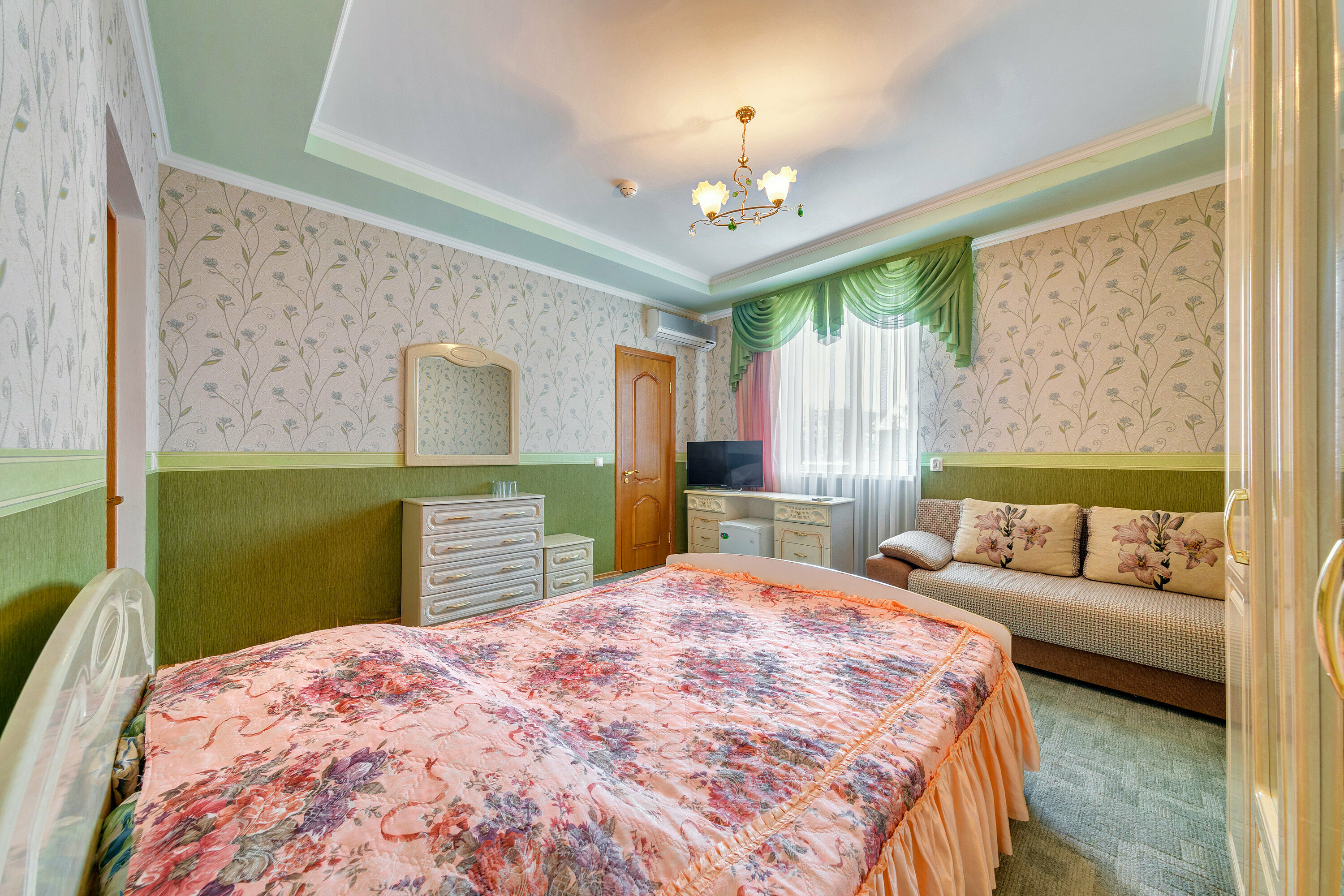 Улучшенный номер с 2 кроватями размера «queen-size»