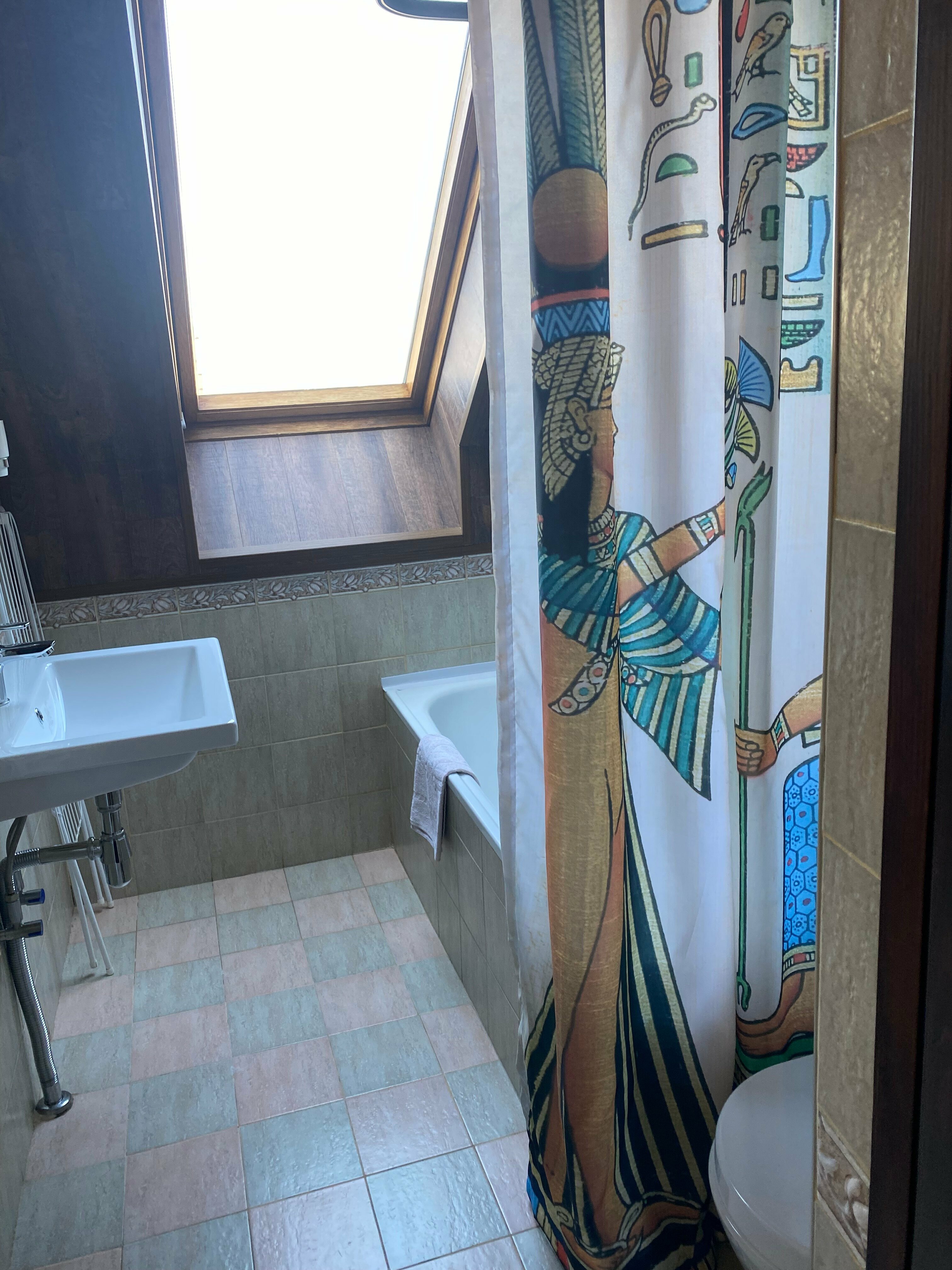 Трехместный номер с собственной ванной комнатой