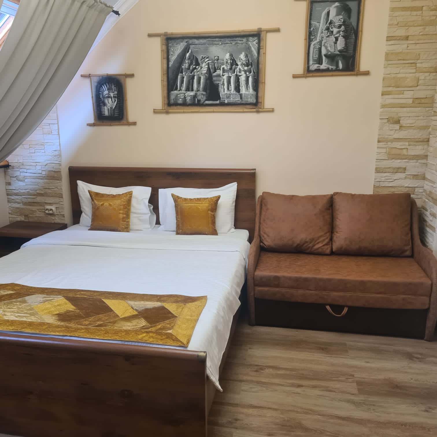 Трехместный номер с собственной ванной комнатой