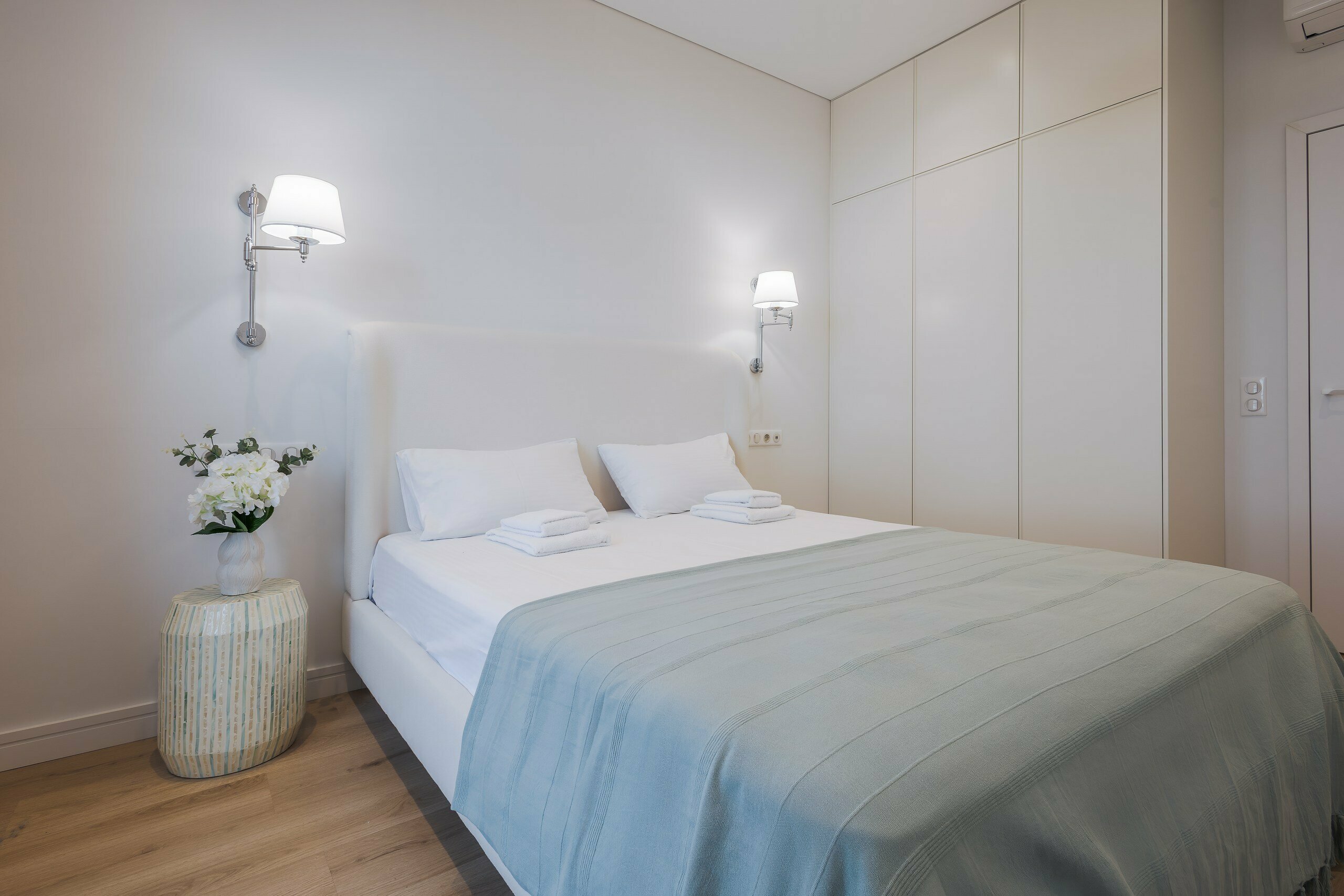 Апартаменты Люкс с балконом и видом на море (12 этаж)