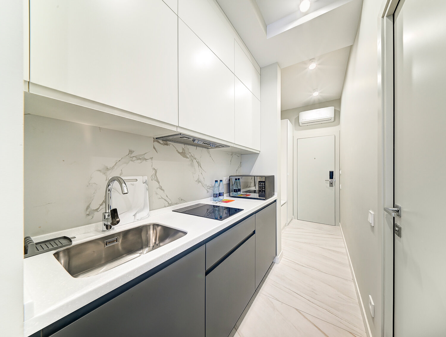 Студия с видом на море с французским балконом