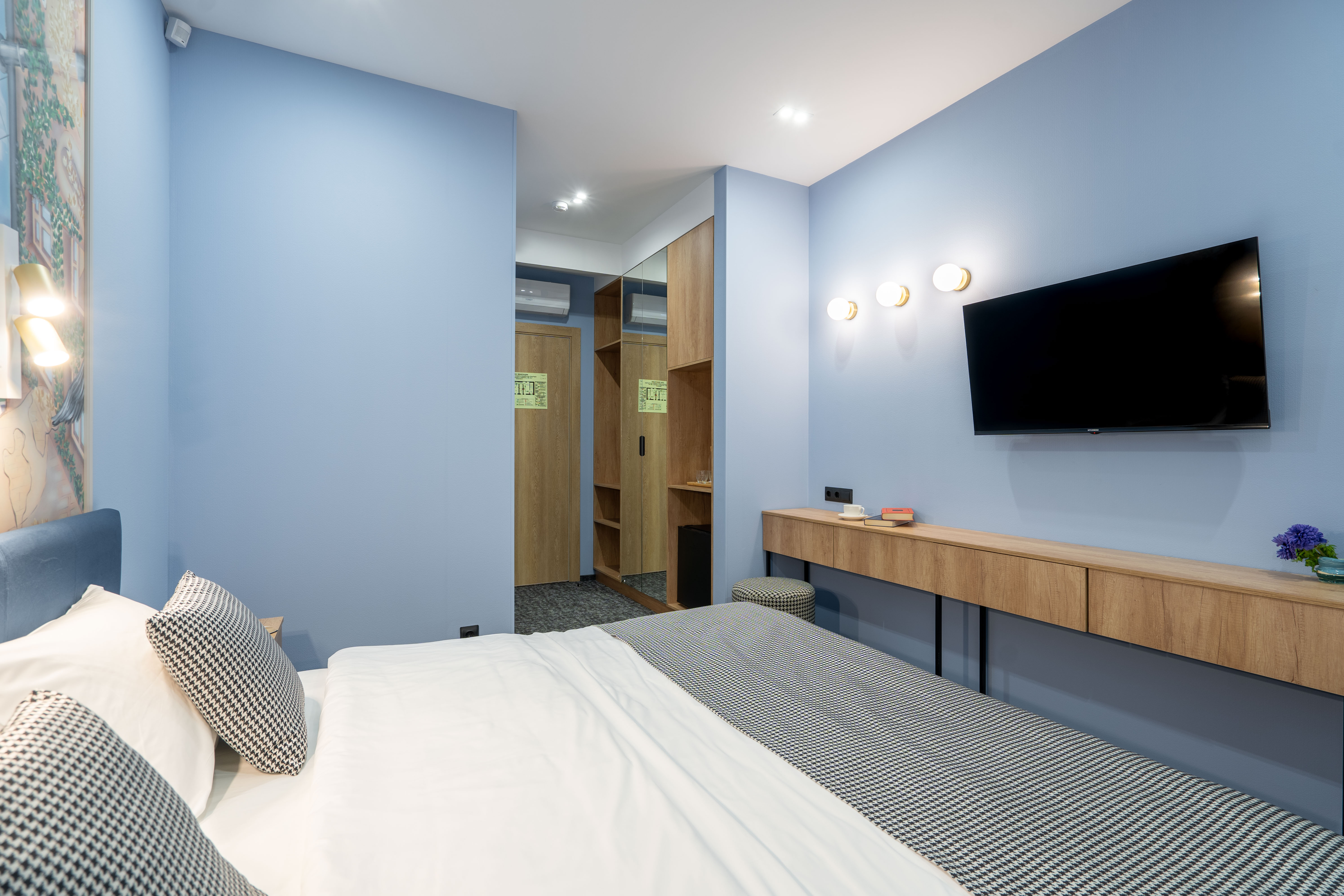 Двухместный стандартный номер «Питерский колодец».