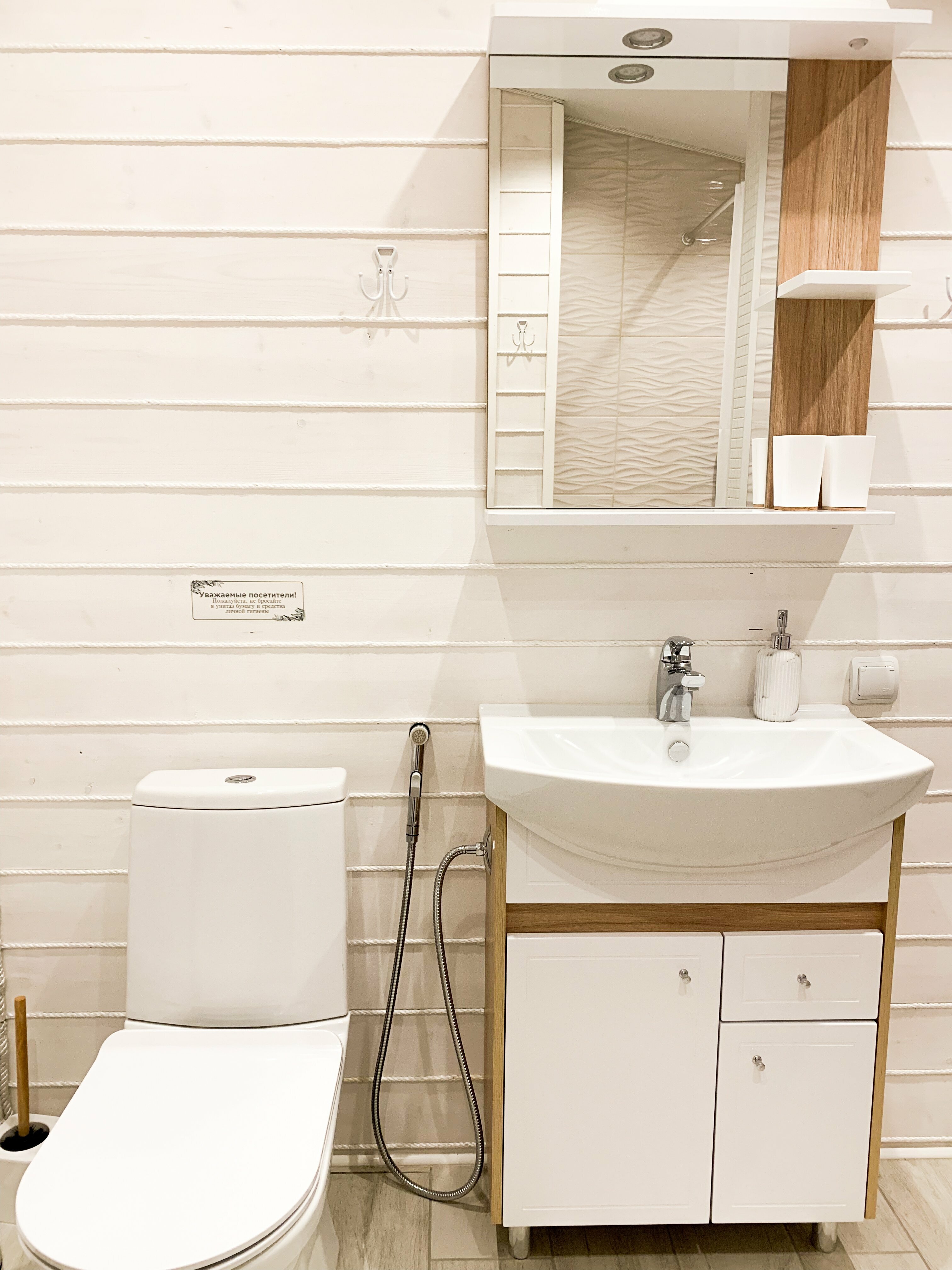 Семейный номер с видом на озеро