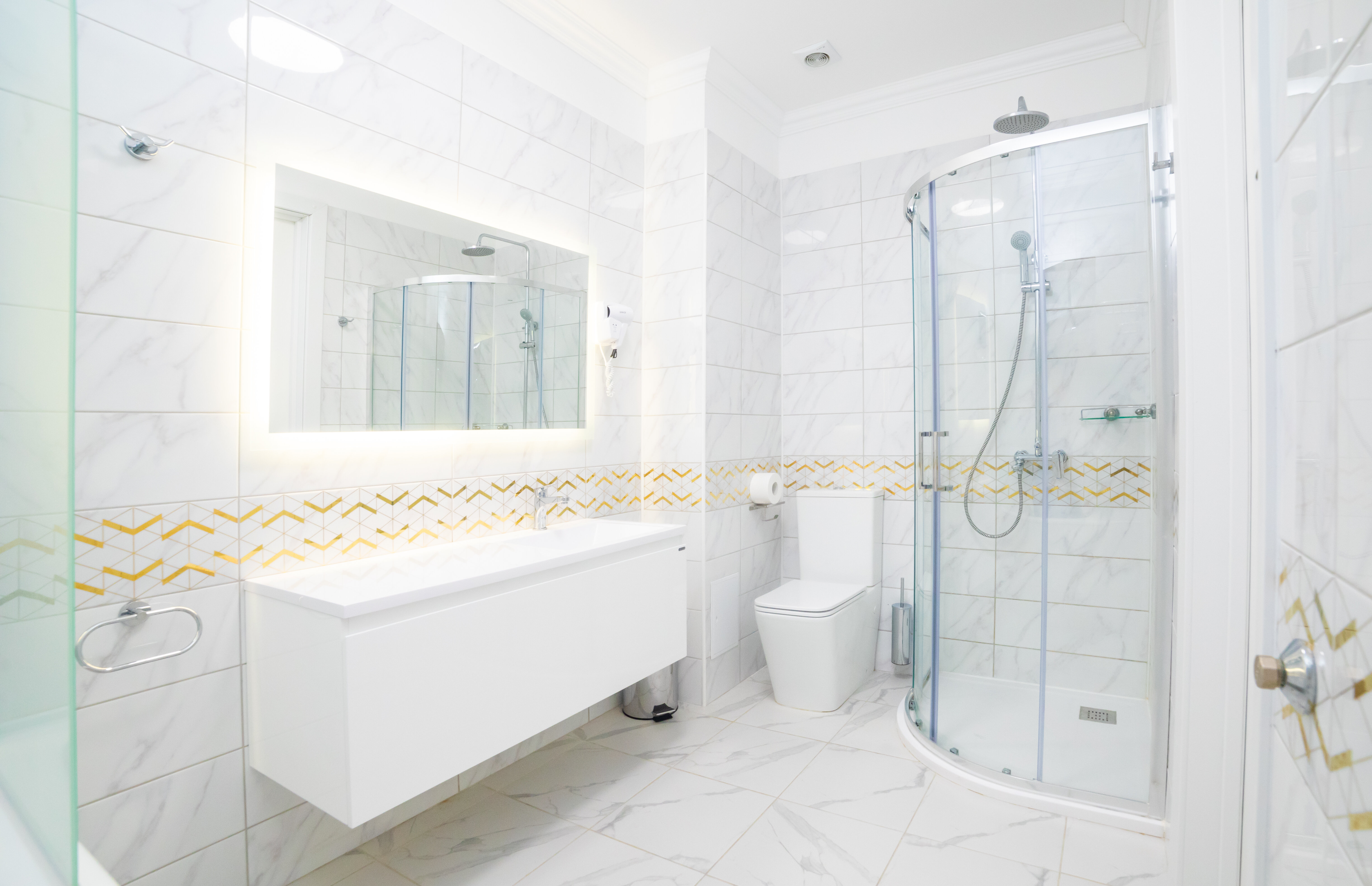 Джуниор Сюит