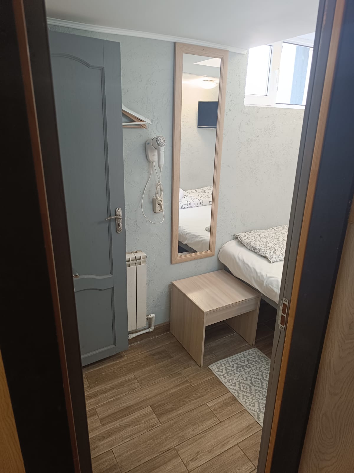 Небольшой двухместный номер с 1 кроватью и душем и телевизором