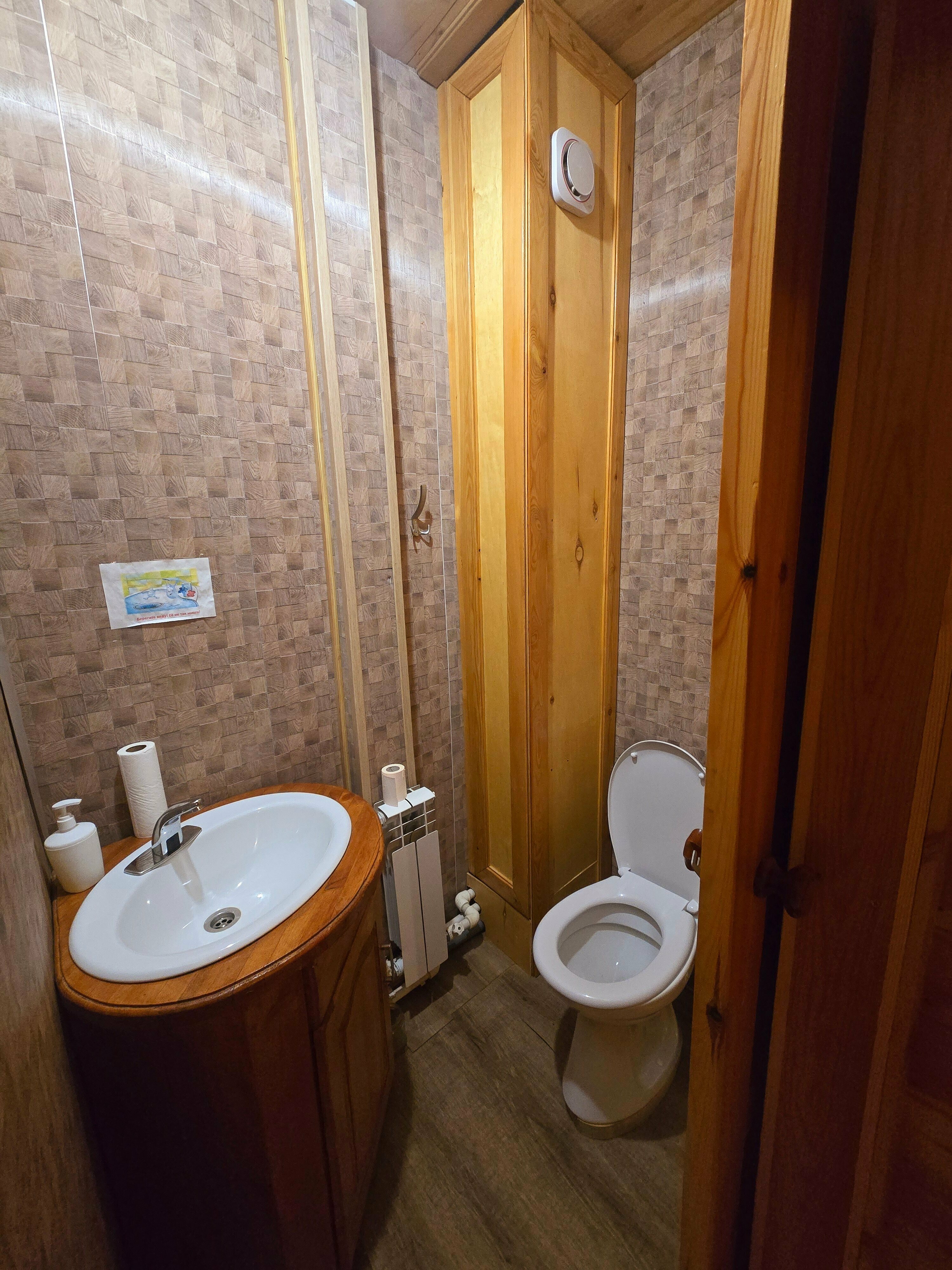 Трехместный номер с общим душем и туалетом