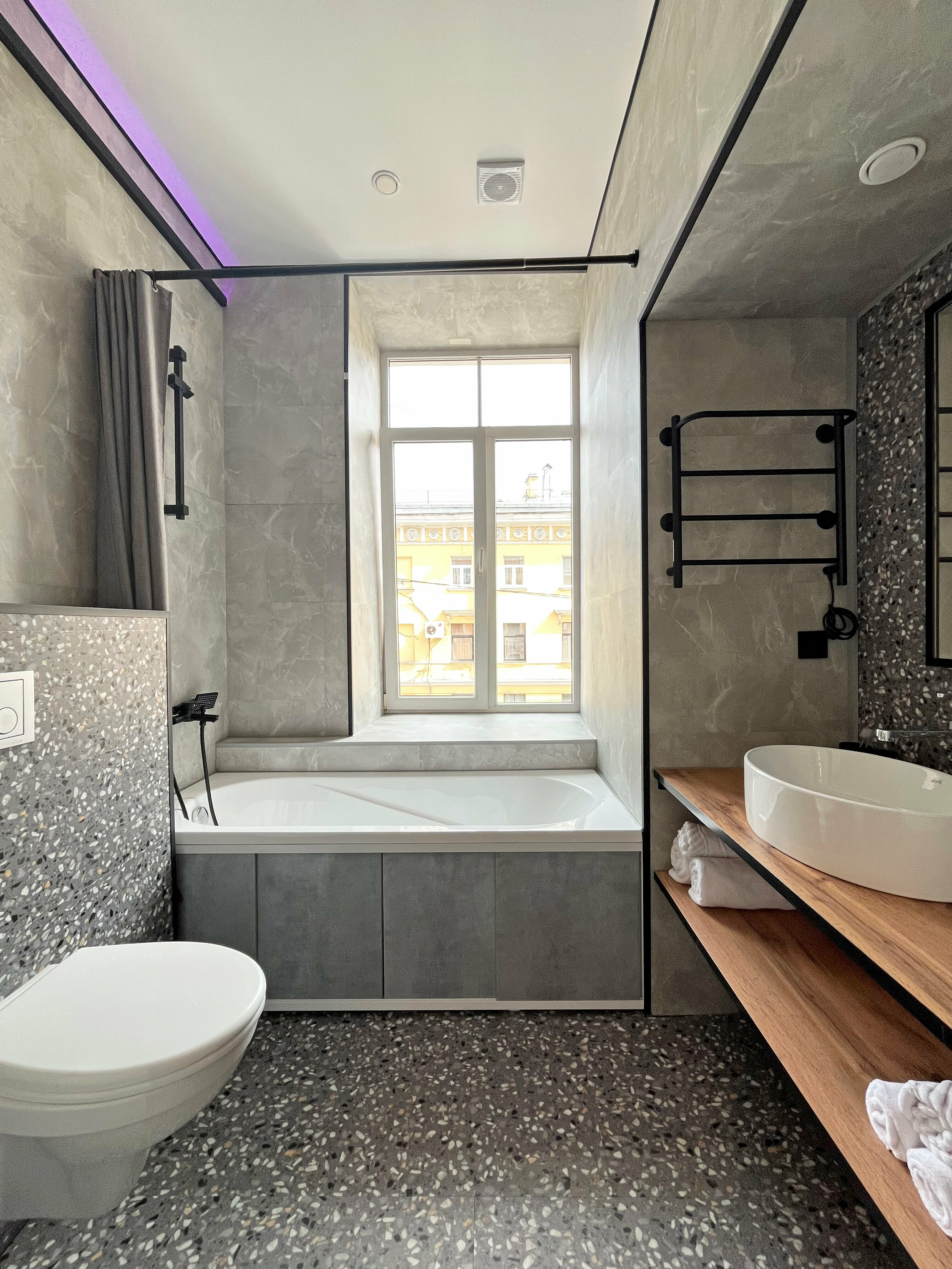 Полулюкс с панорамным видом и окном в ванной