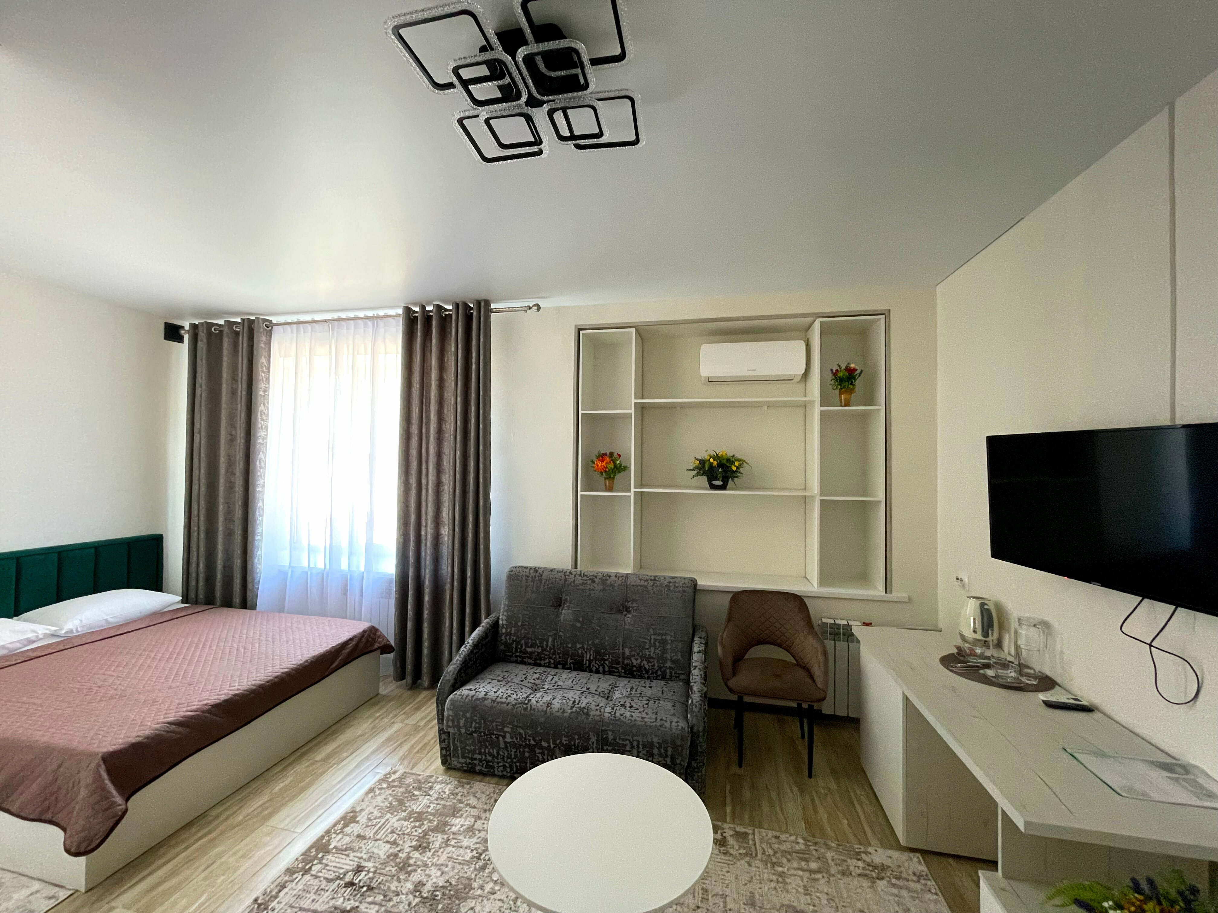 Номер-студия с кроватью размера "king-size" и диван-кроватью