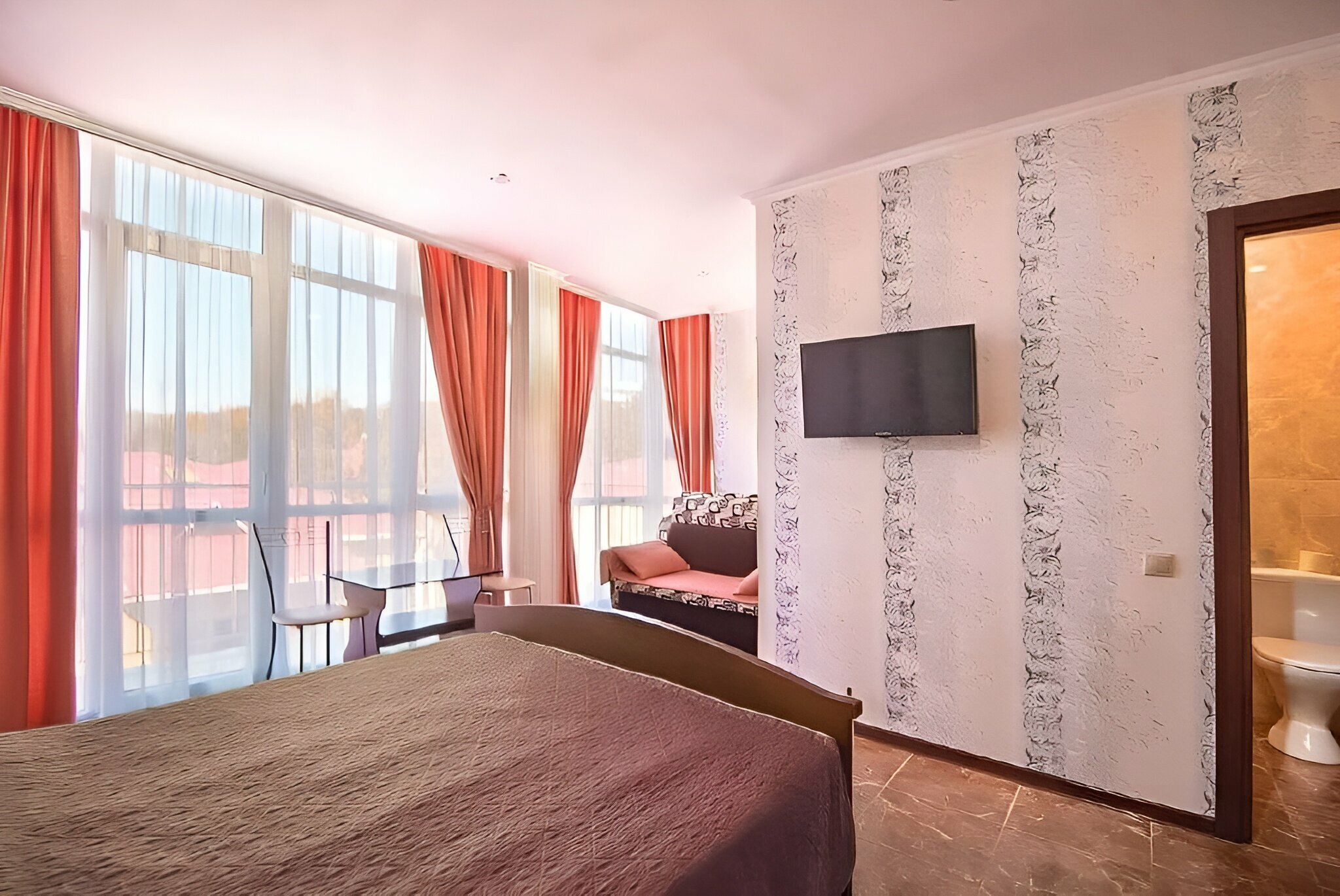 Трехместный номер с балконом