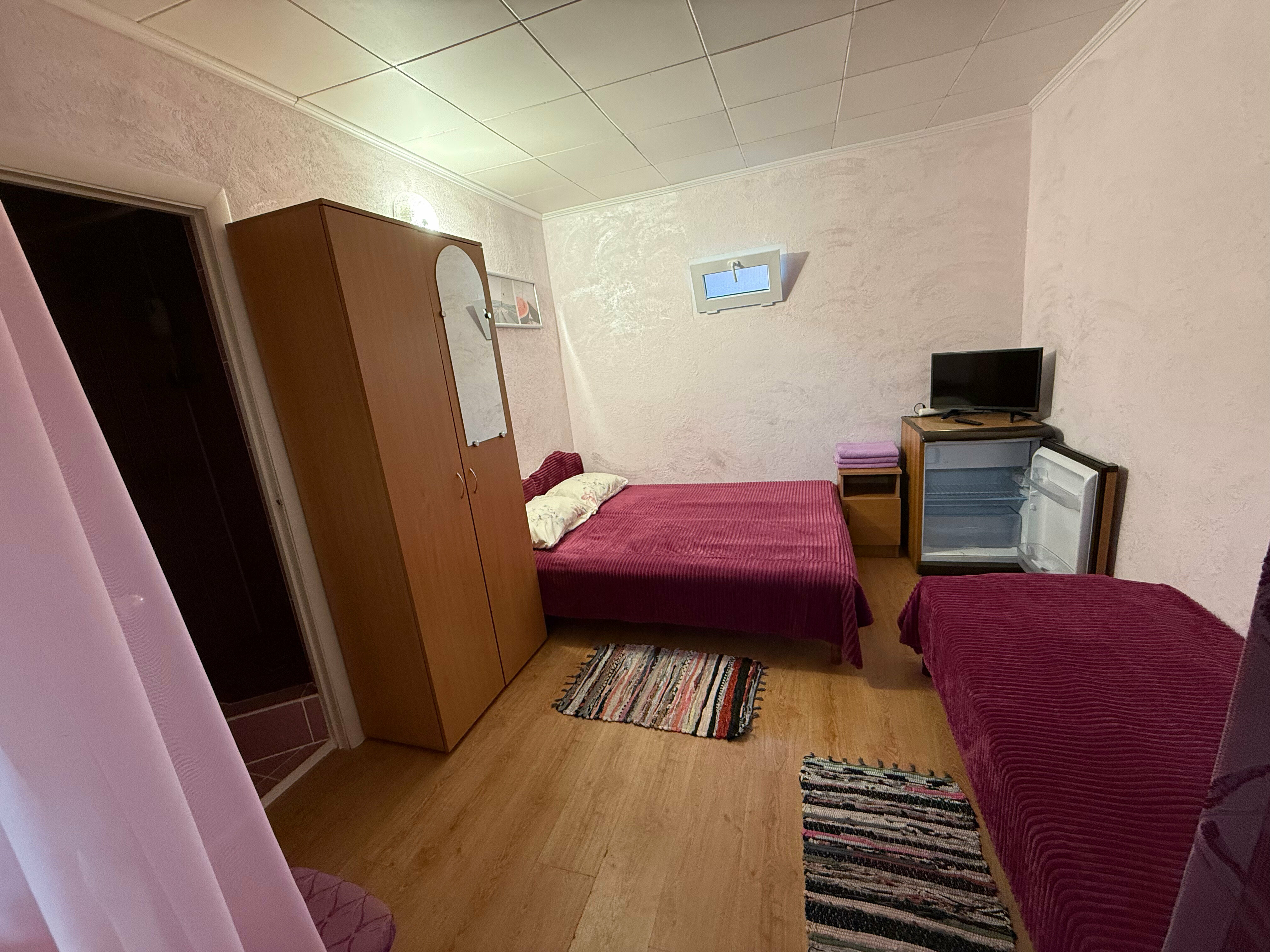 Трехместный номер «Комфорт» с душем