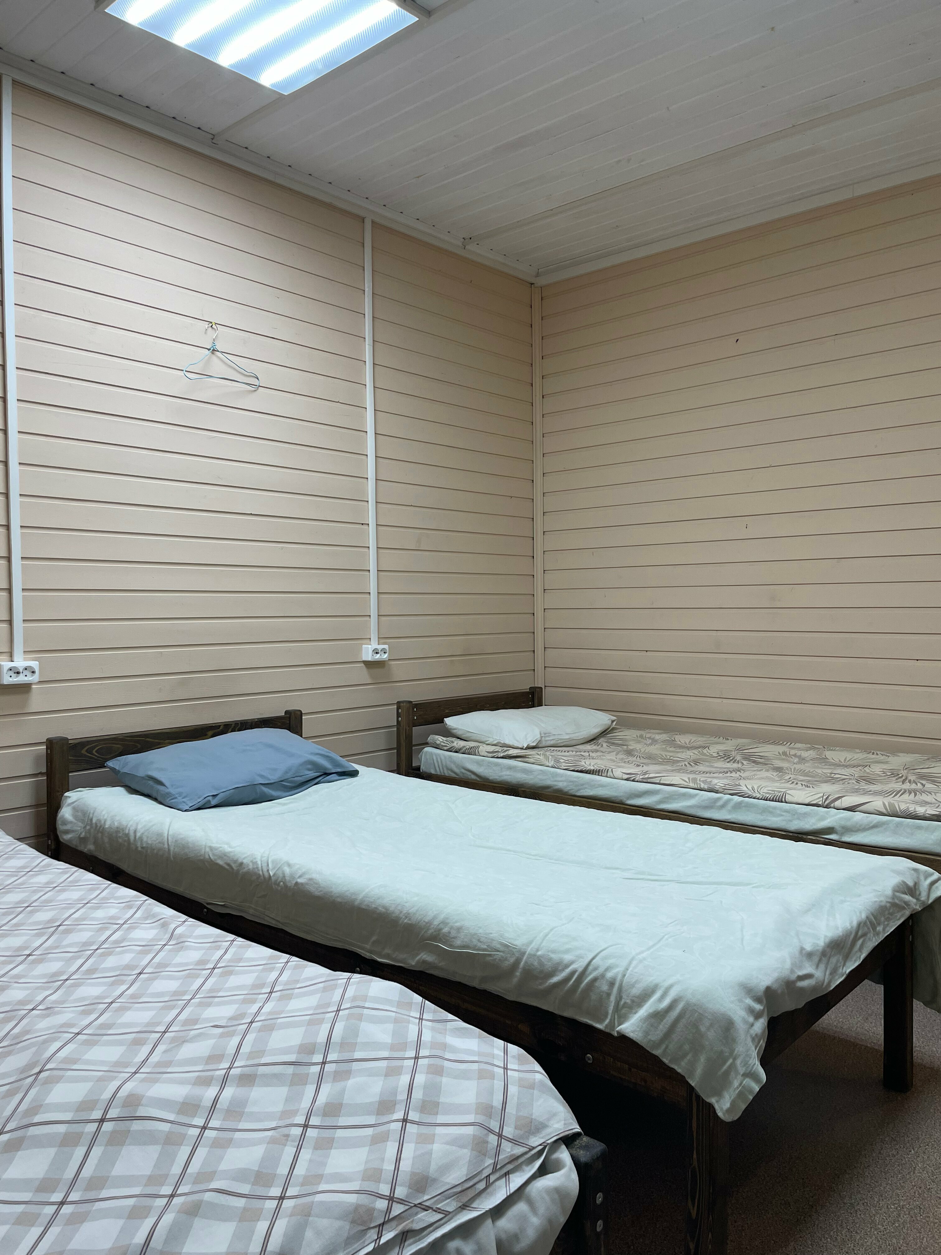 Односпальная кровать в общем номере для мужчин и женщин