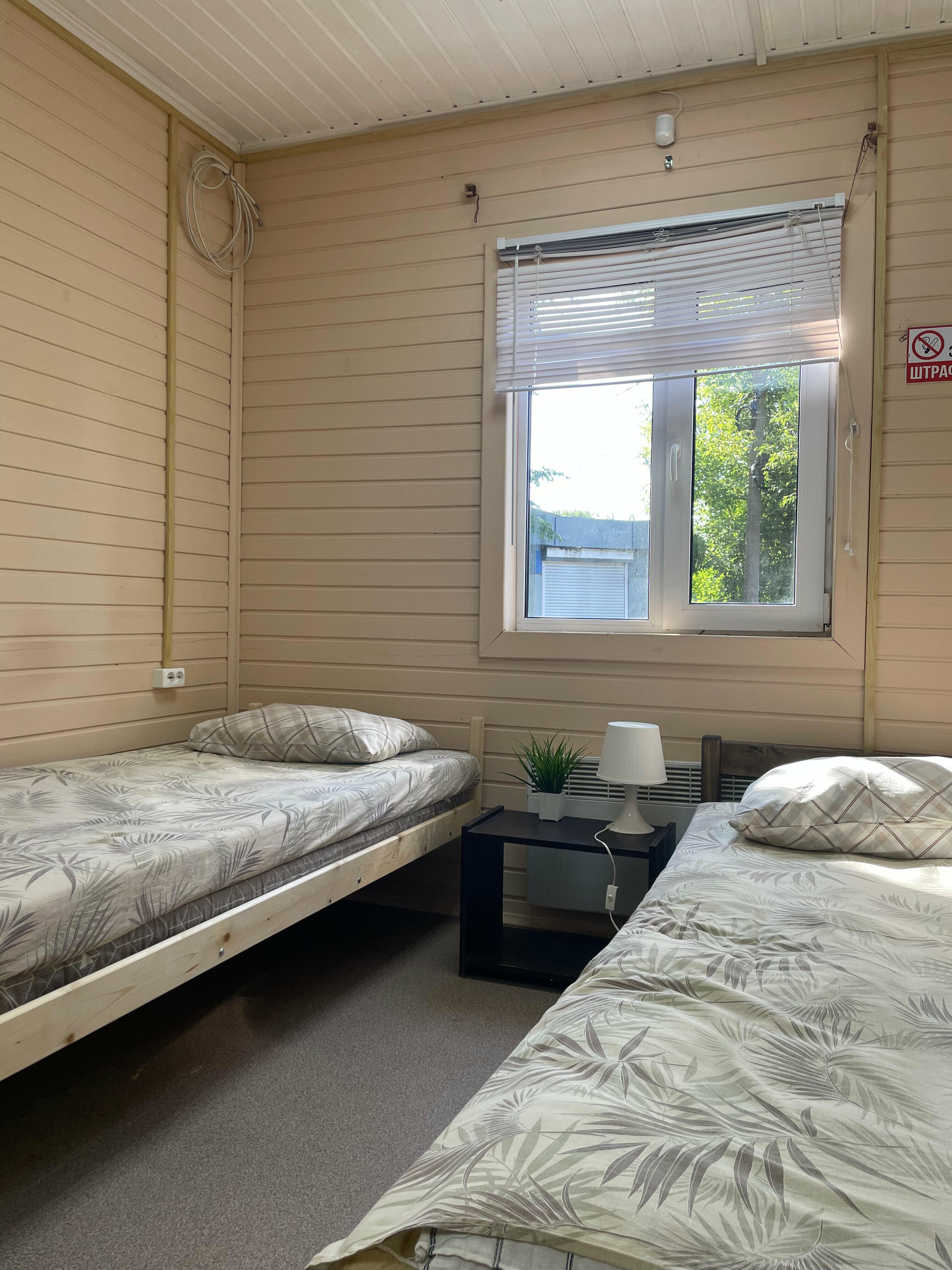 Односпальная кровать в общем номере для мужчин и женщин