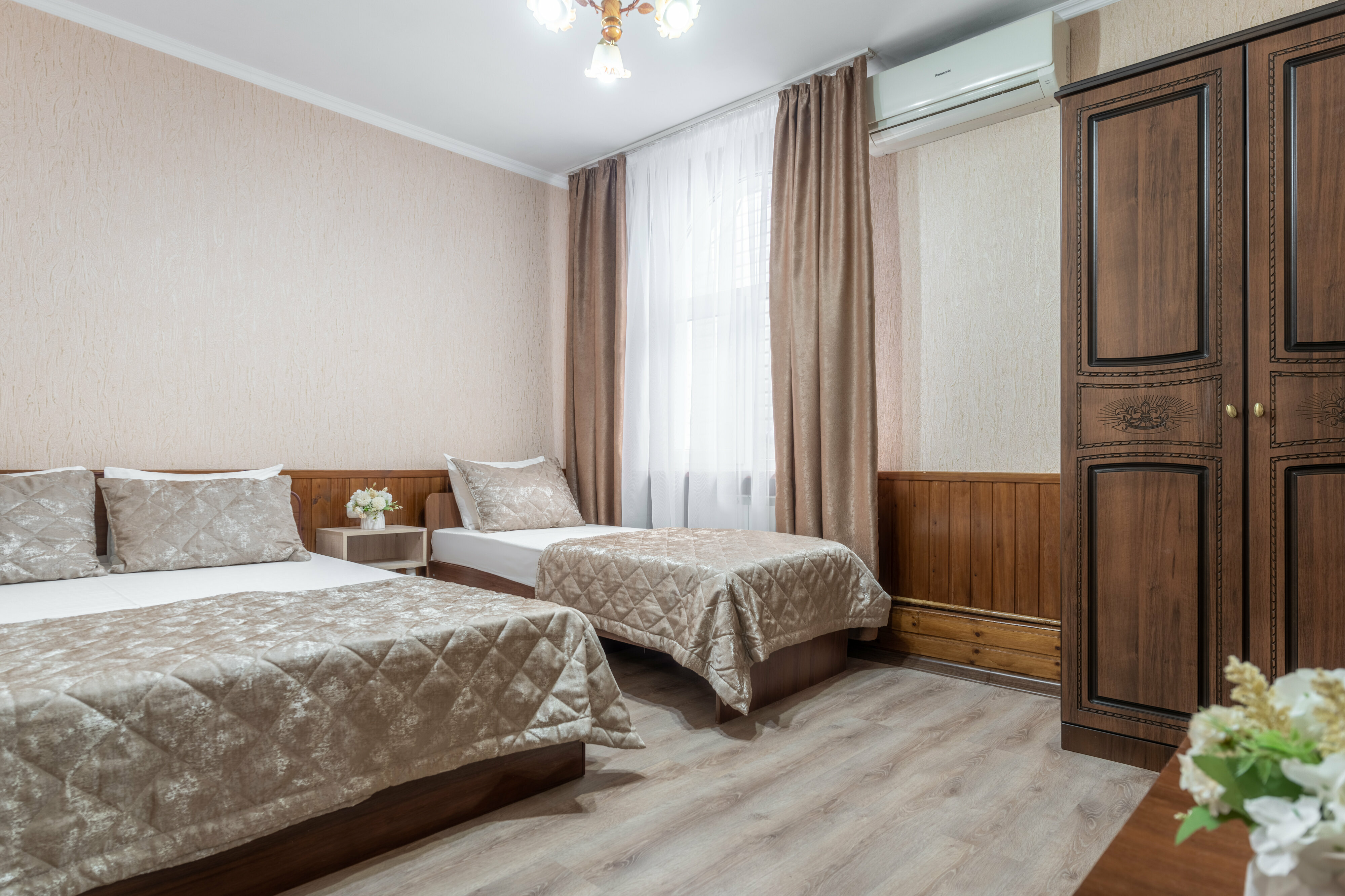 Трехместный номер с общей ванной комнатой