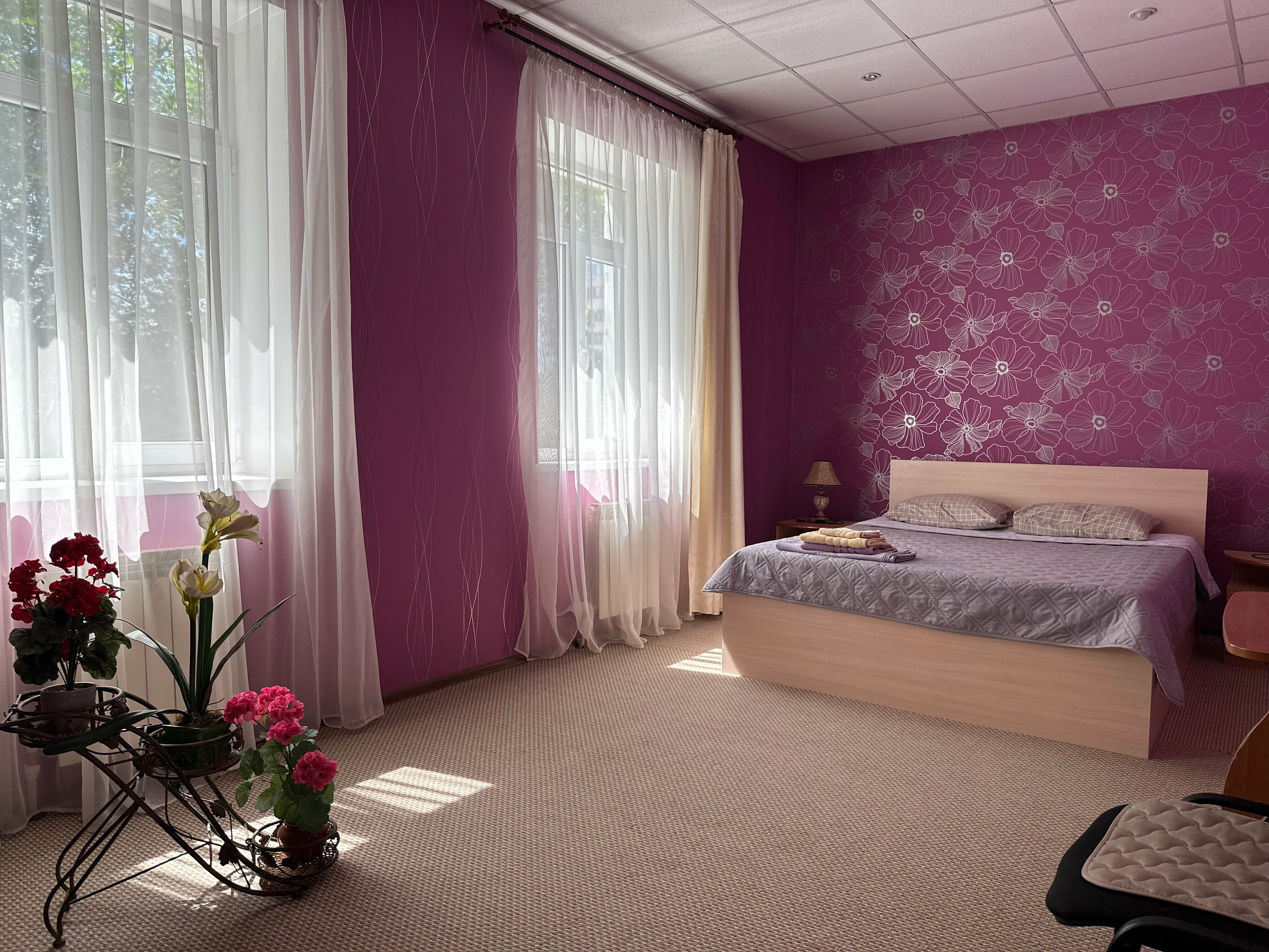 Двухместный двухкомнатный номер "Комфорт" (2-х спальная кровать, диван)