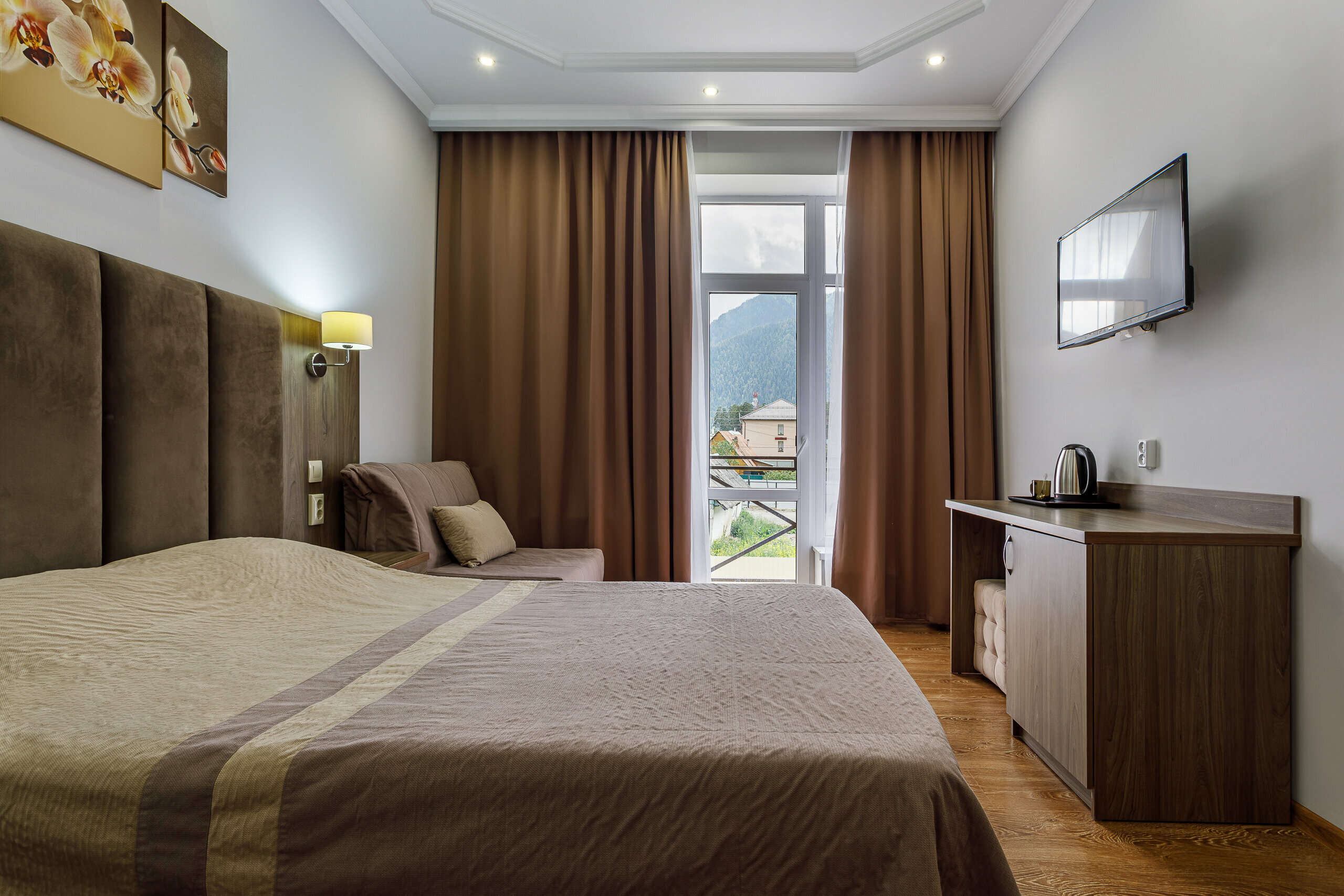 Трехместный номер с видом на горы