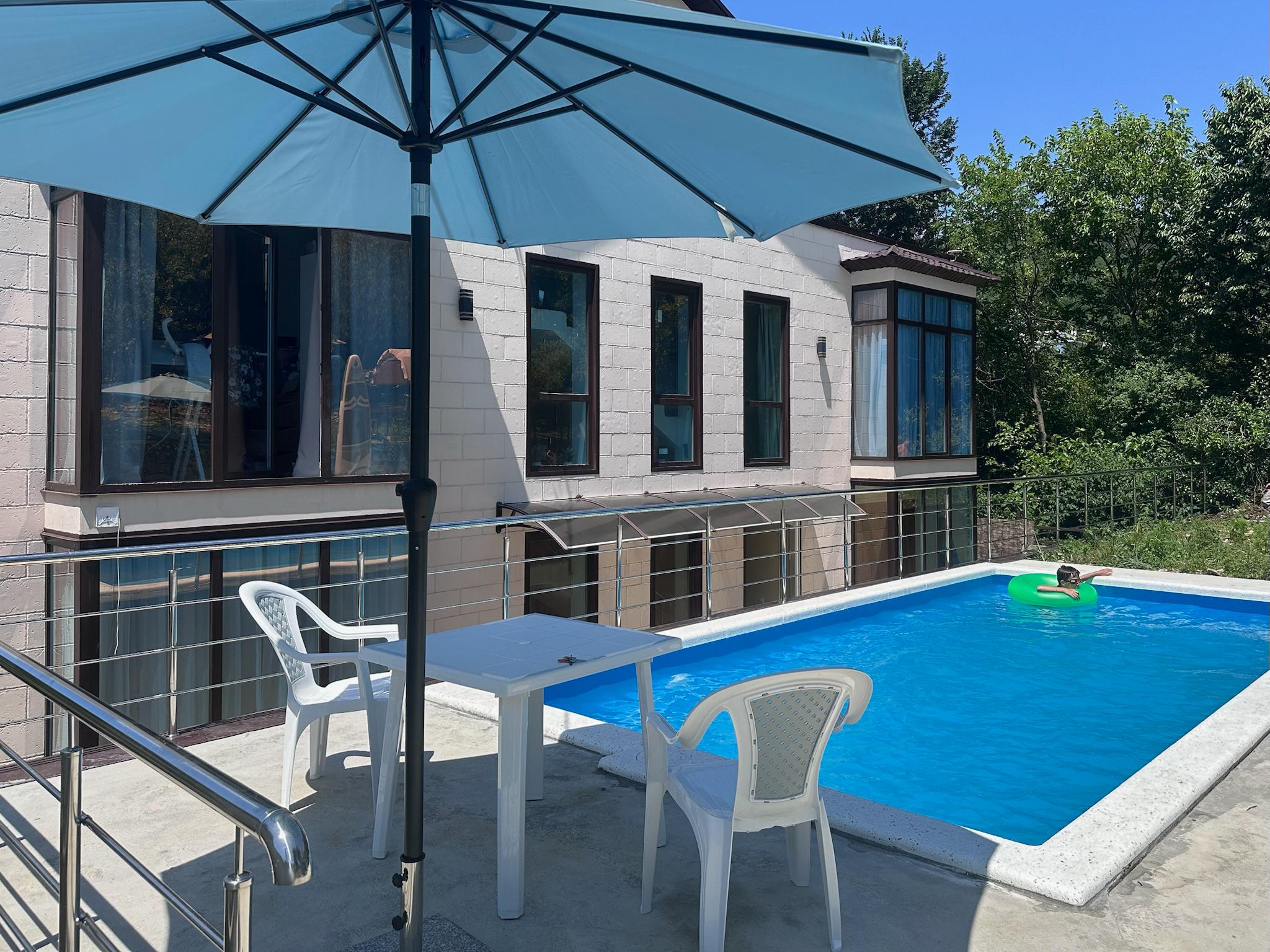 Трехместный номер с видом на горы