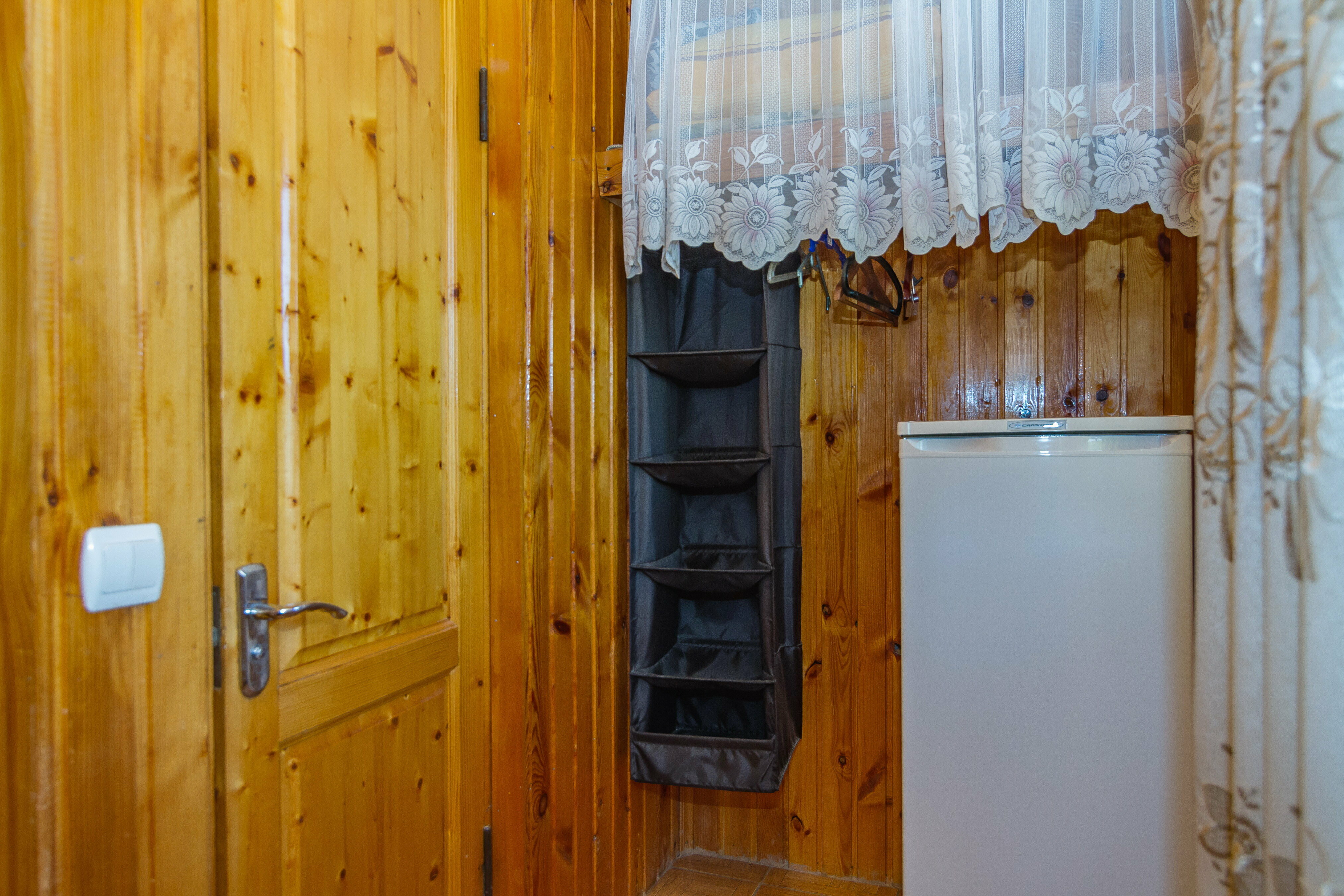 Трёх местный номер с собственной ванной комнатой  и балконом.