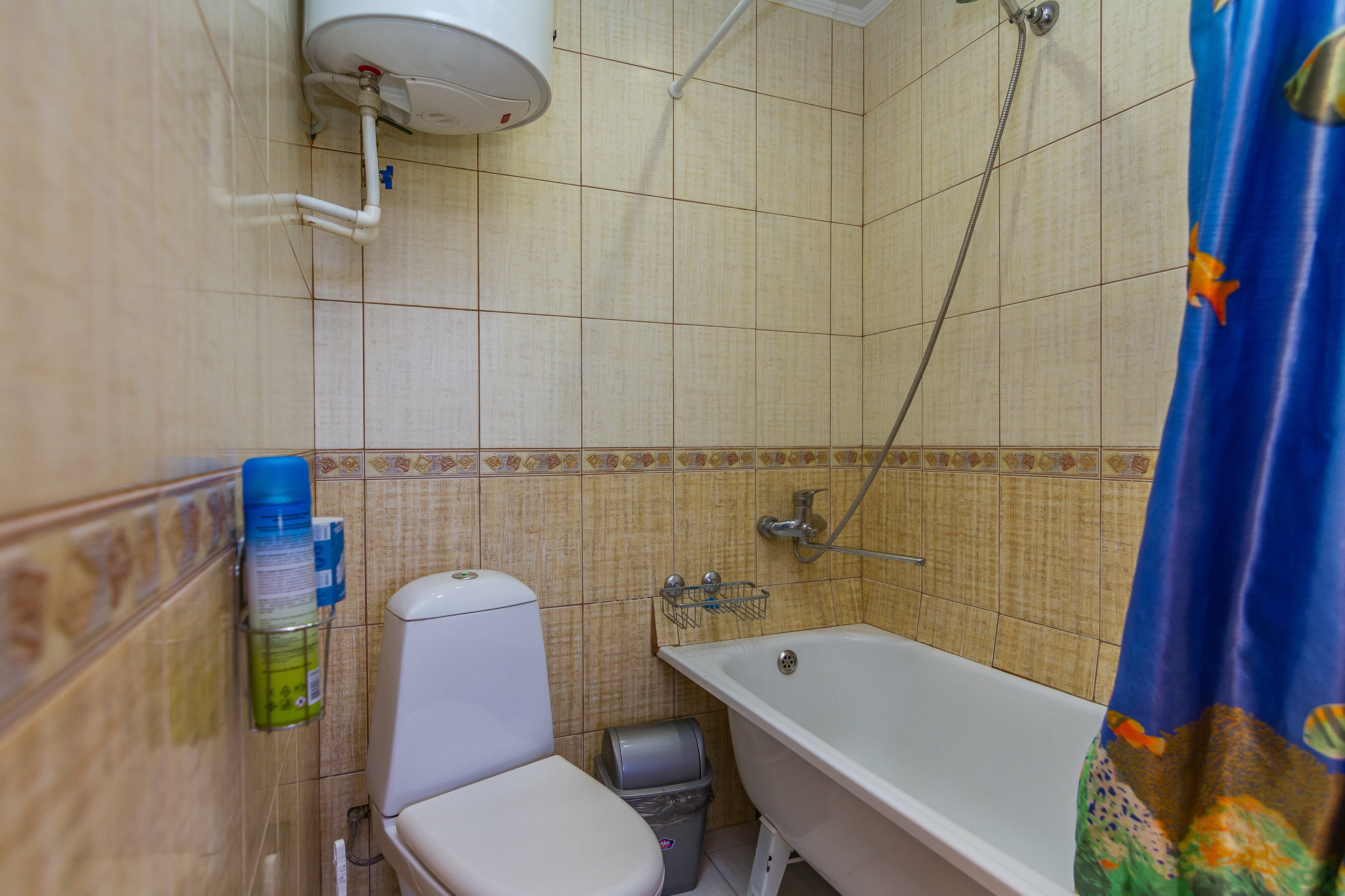 Трёх местный номер с собственной ванной комнатой  и балконом.