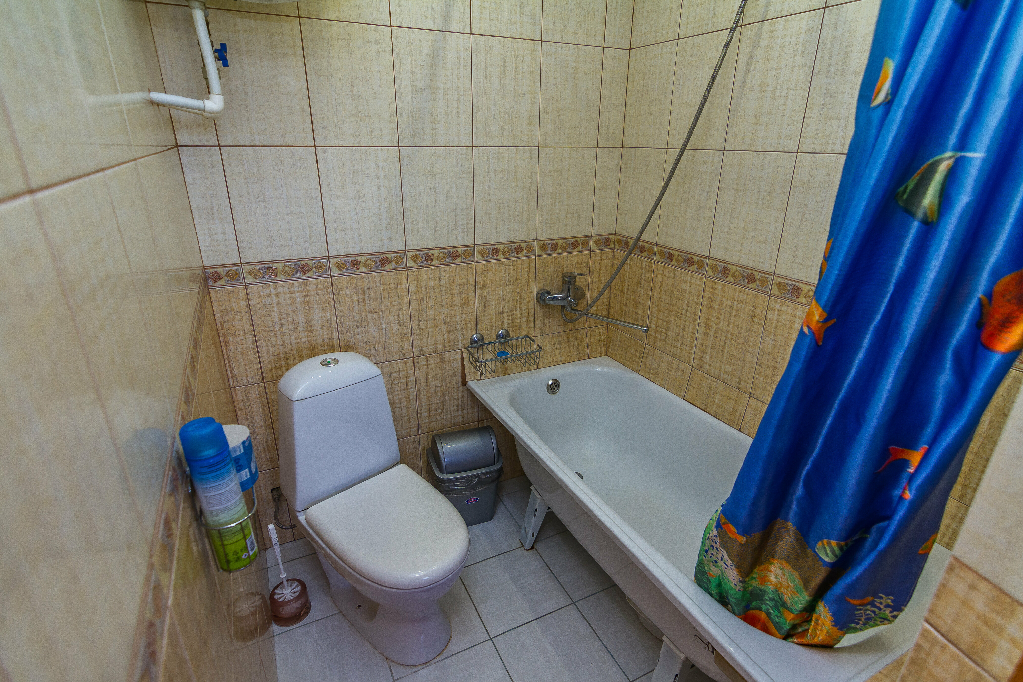 Трёх местный номер с собственной ванной комнатой  и балконом.