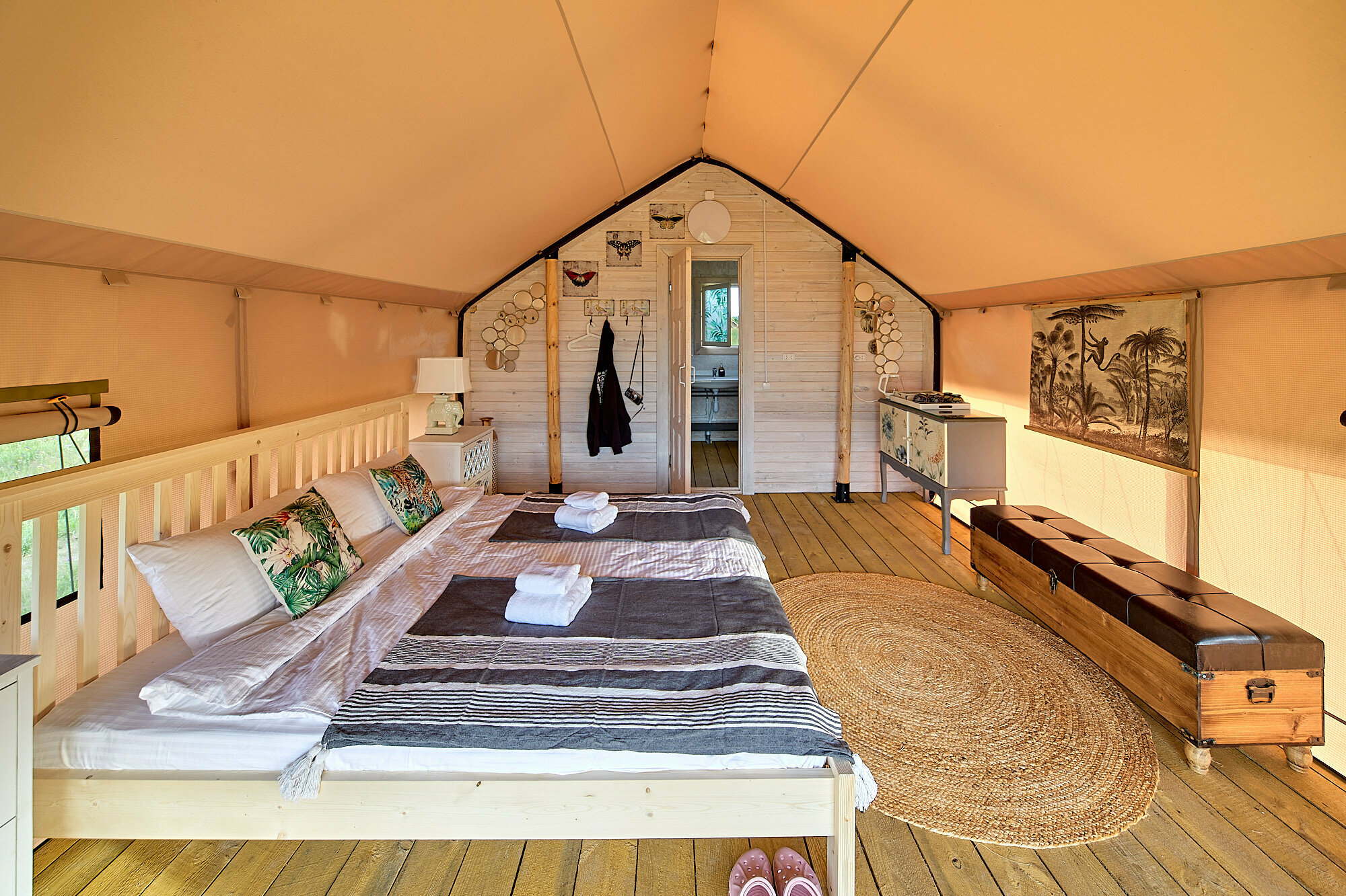 Двухместный Сафари-тент с 1 кроватью, террасой, собственным туалетом и душем.