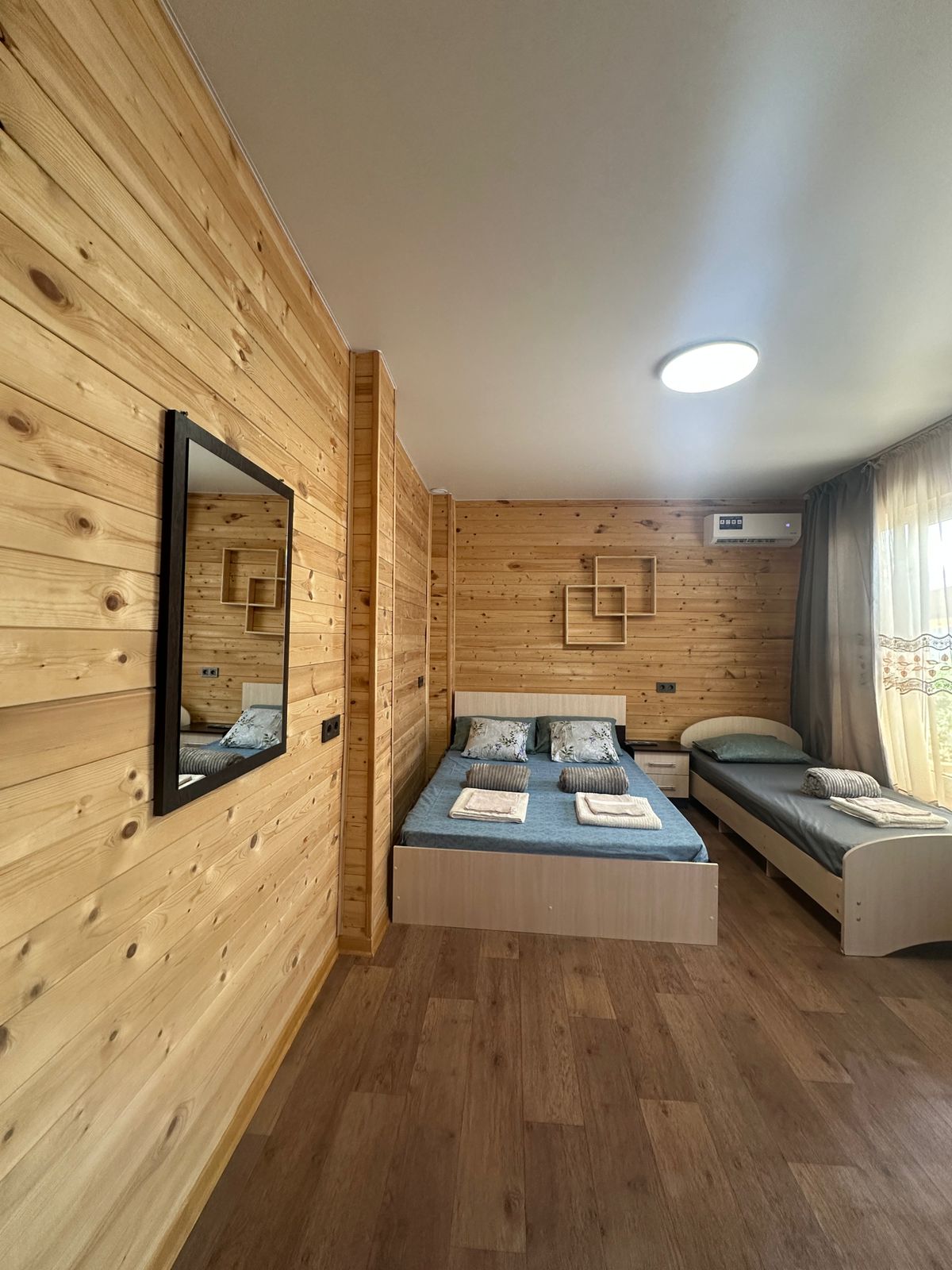 Трехместный номер с видом на горы