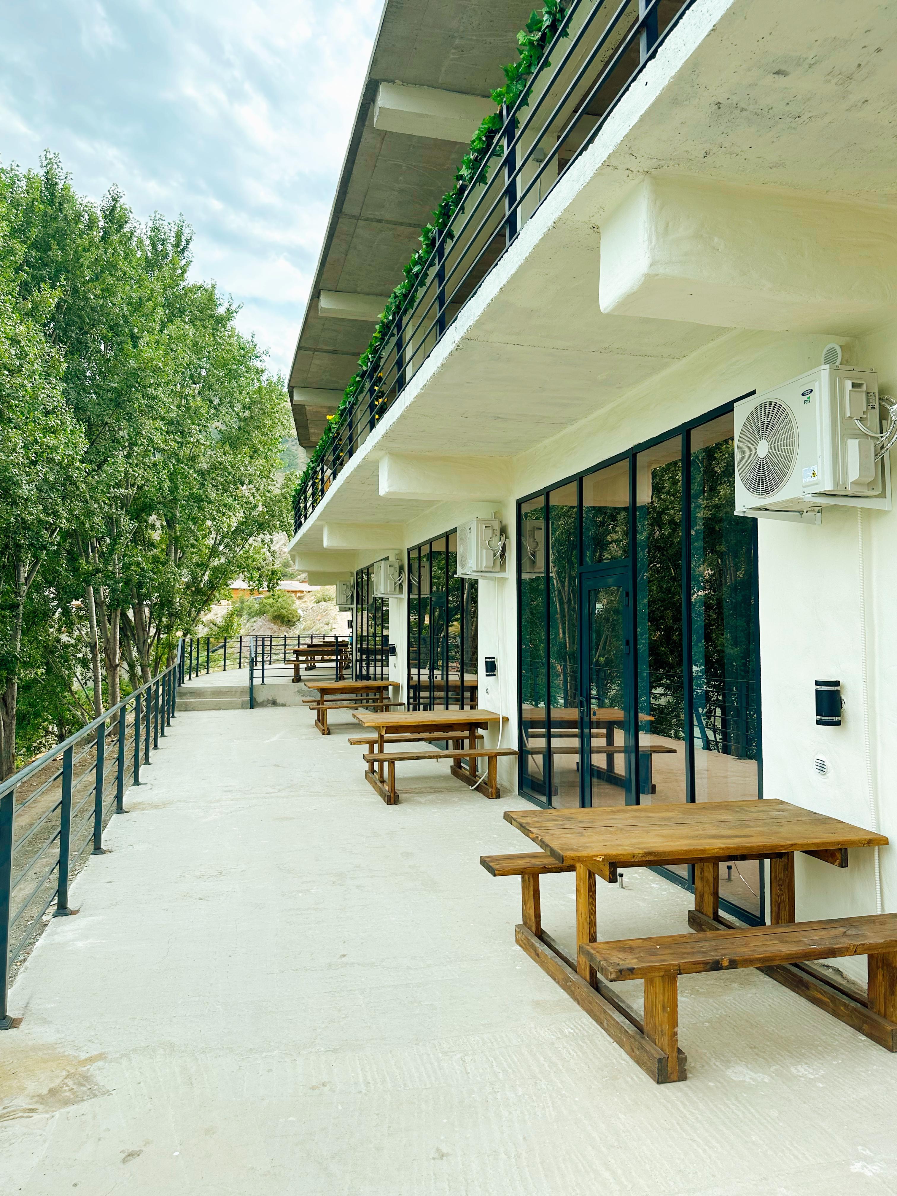 Трехместный номер с видом на горы