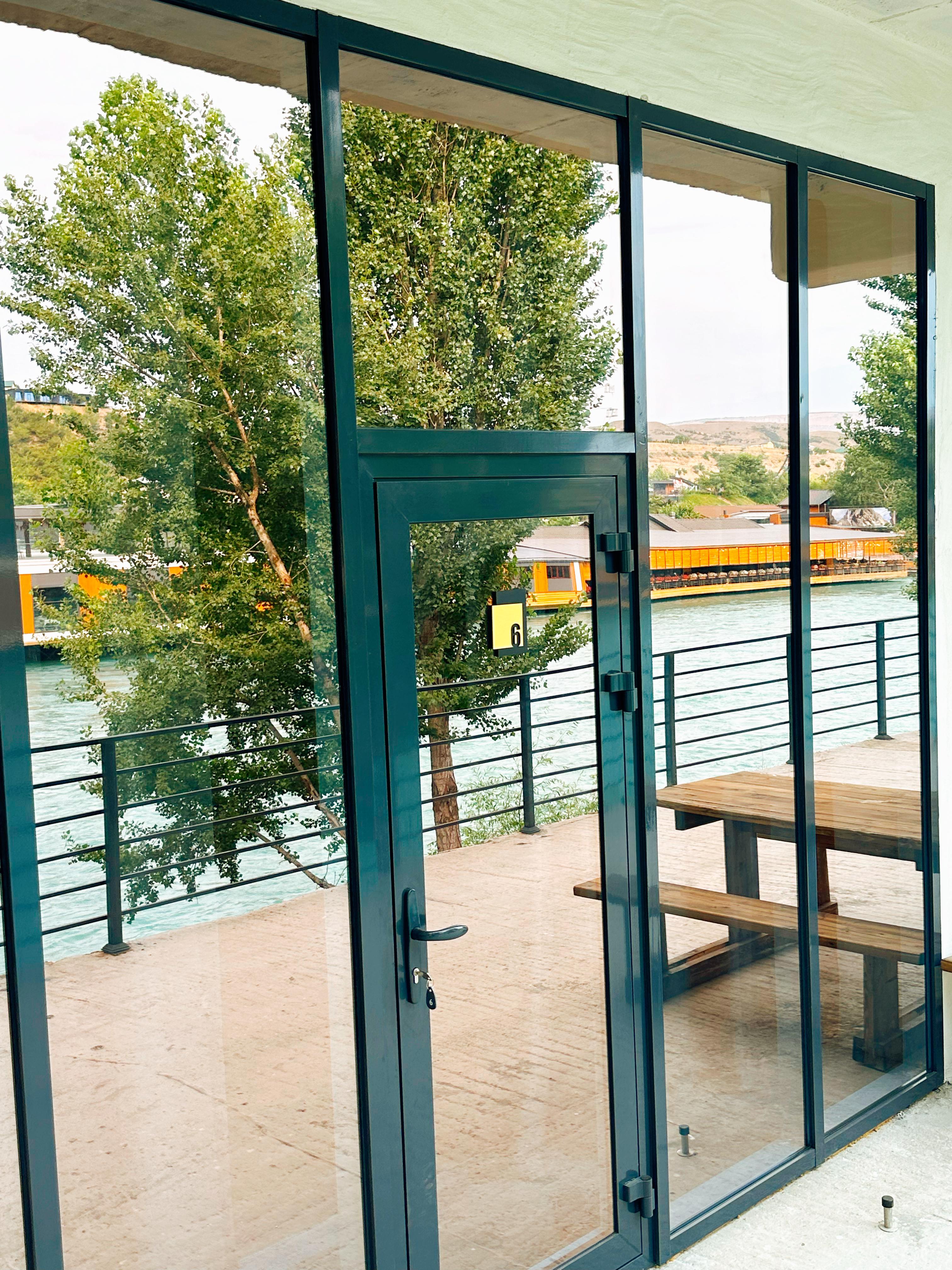 Трехместный номер с видом на горы