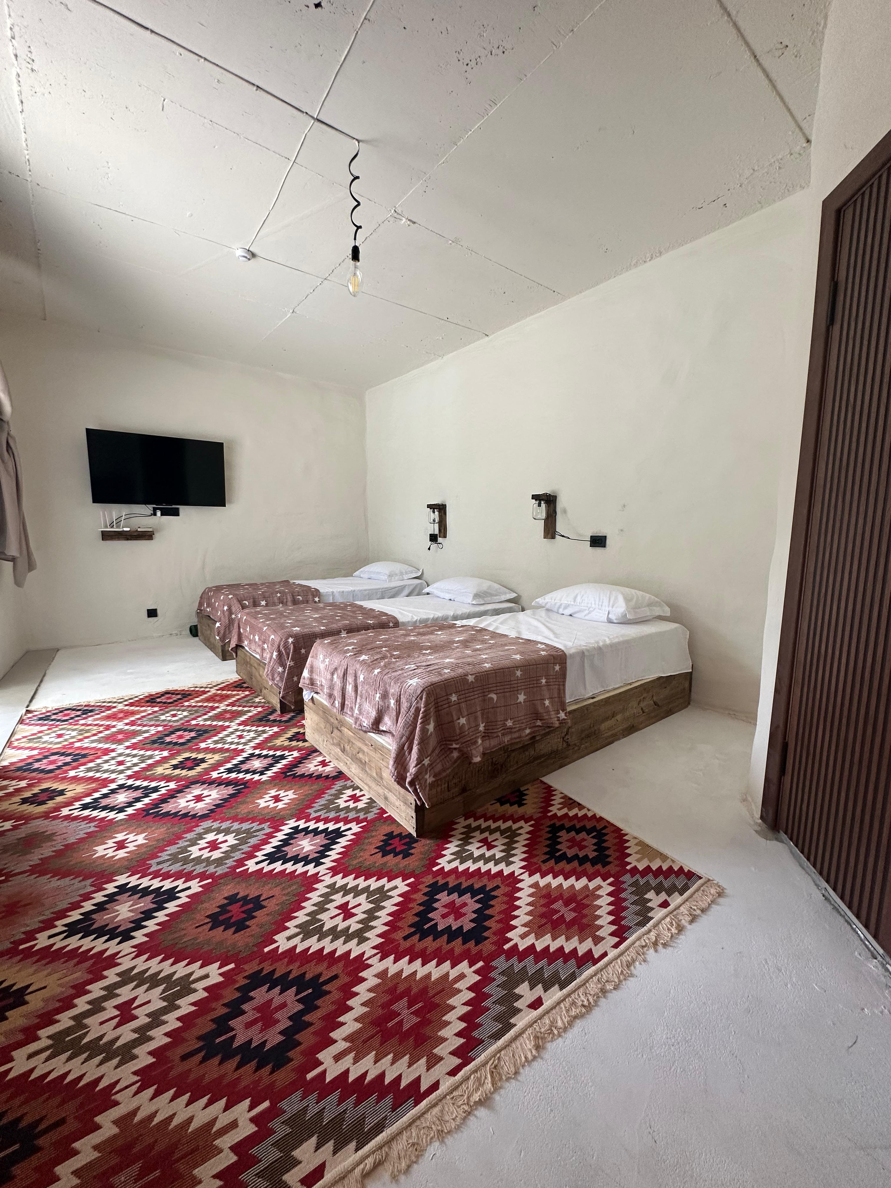 Трехместный номер с видом на горы