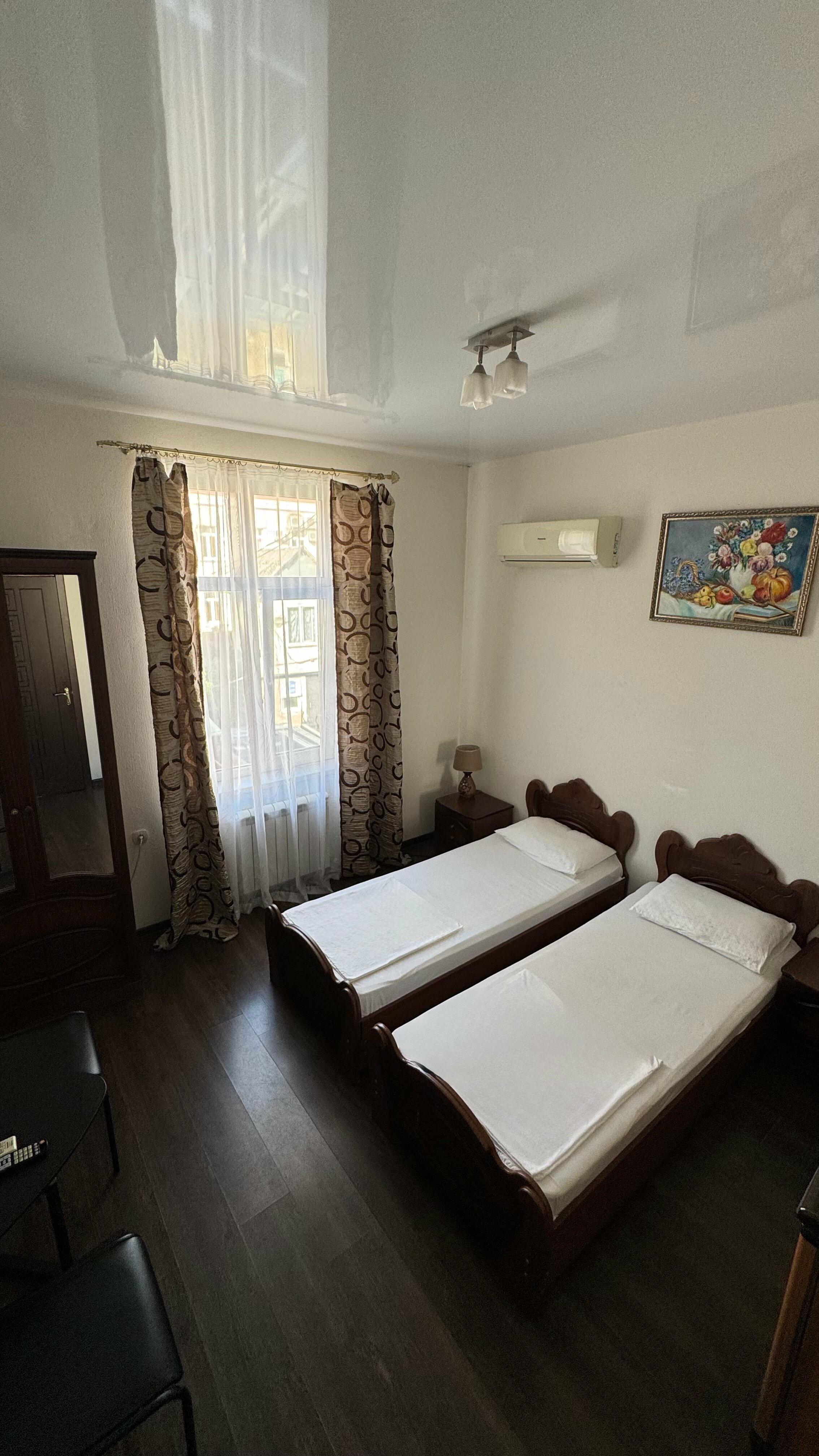 Двухместный номер с 2 отдельными кроватями и общей ванной комнатой