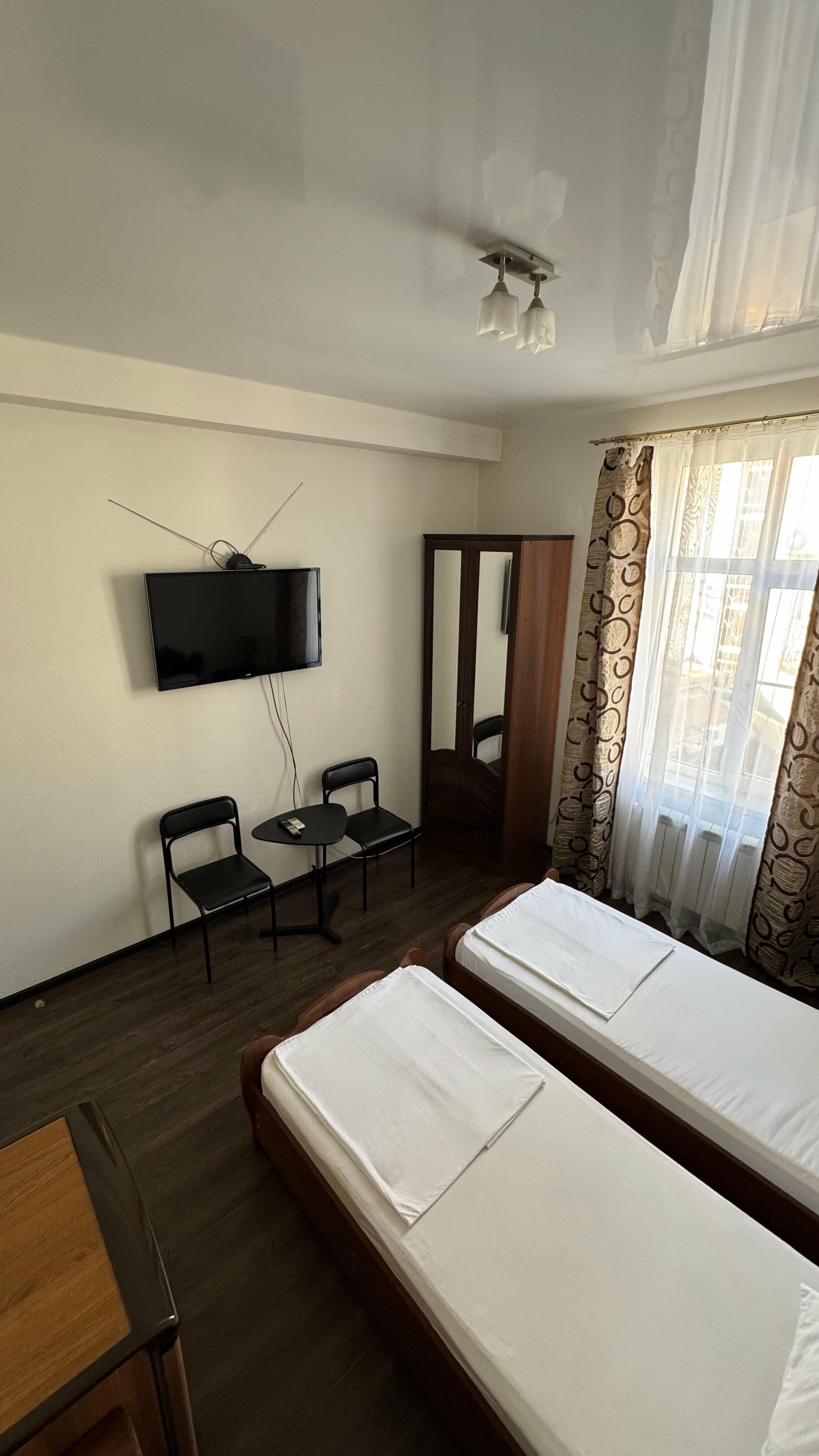 Двухместный номер с 2 отдельными кроватями и общей ванной комнатой