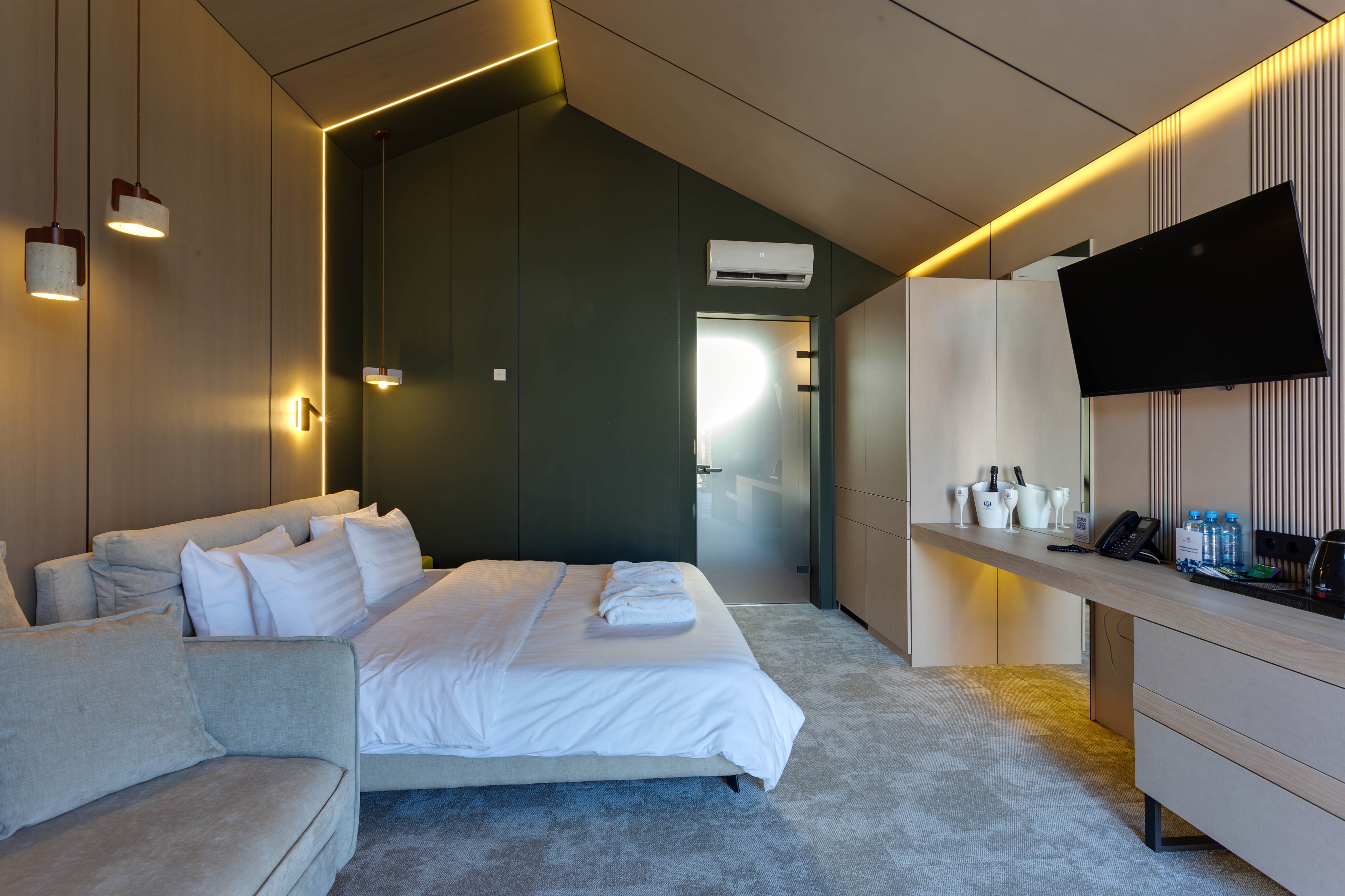 Джуниор с бассейном