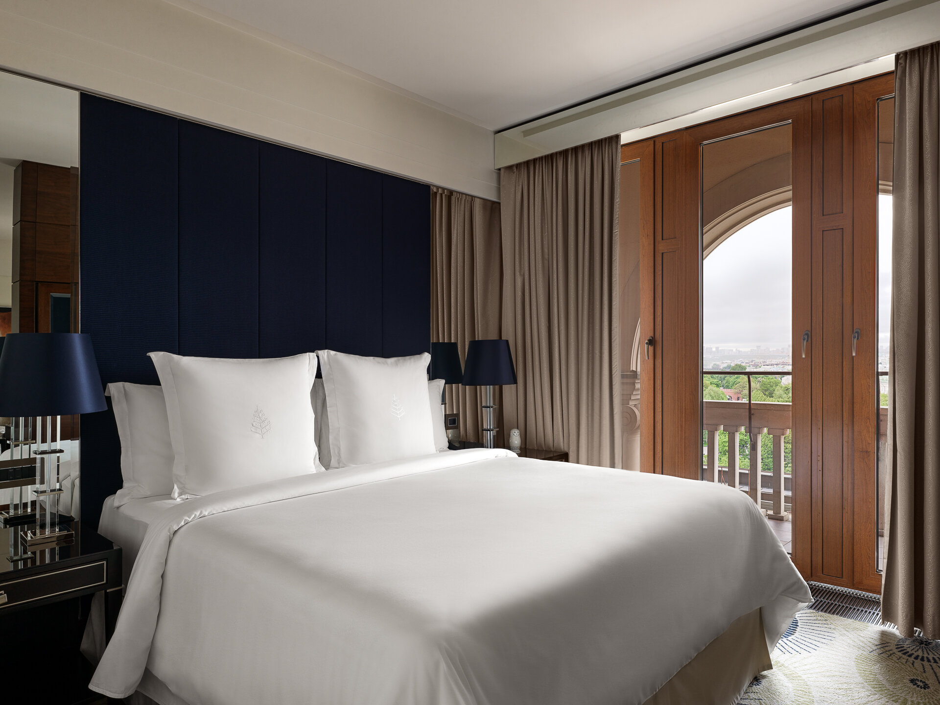 НОМЕР "ГРАНД ПРЕМЬЕР" С ВИДОМ НА КРЕМЛЬ