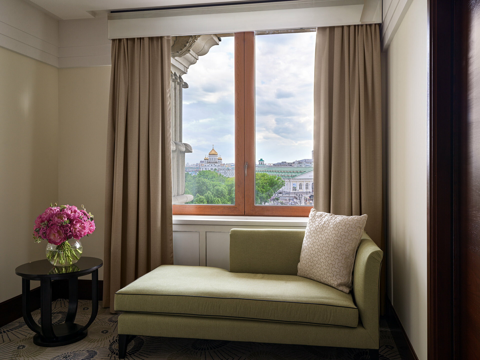ЛЮКС "FOUR SEASONS EXECUTIVE С ВИДОМ НА КРЕМЛЬ КИНГ"