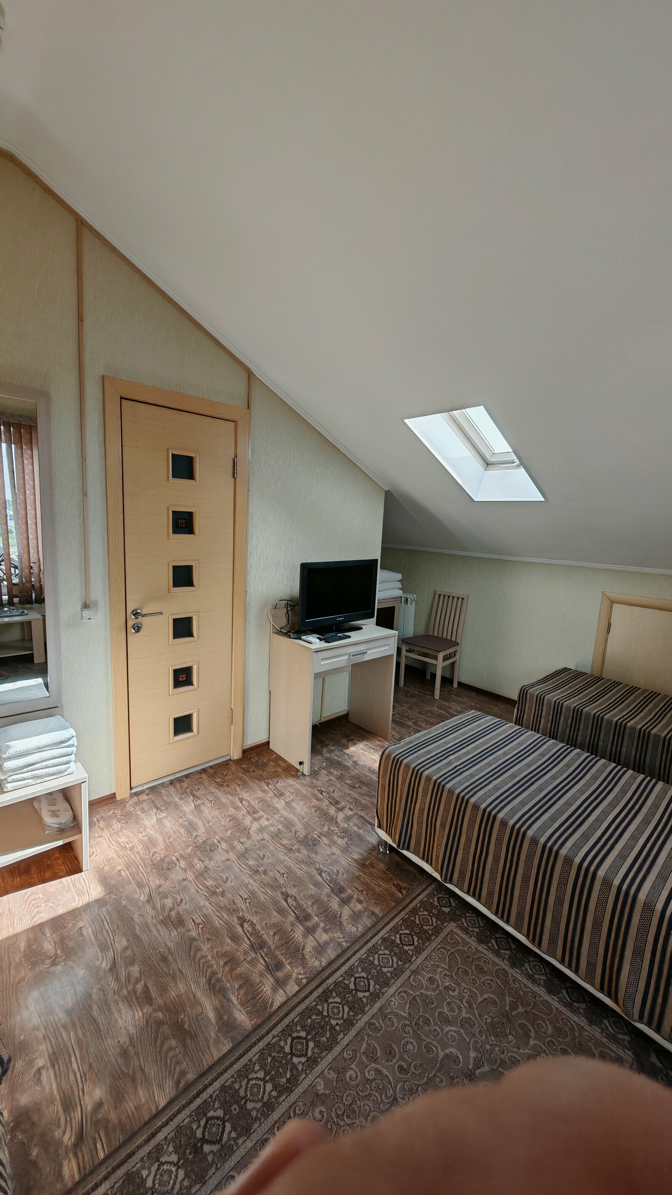 Трехместный номер с собственной ванной комнатой