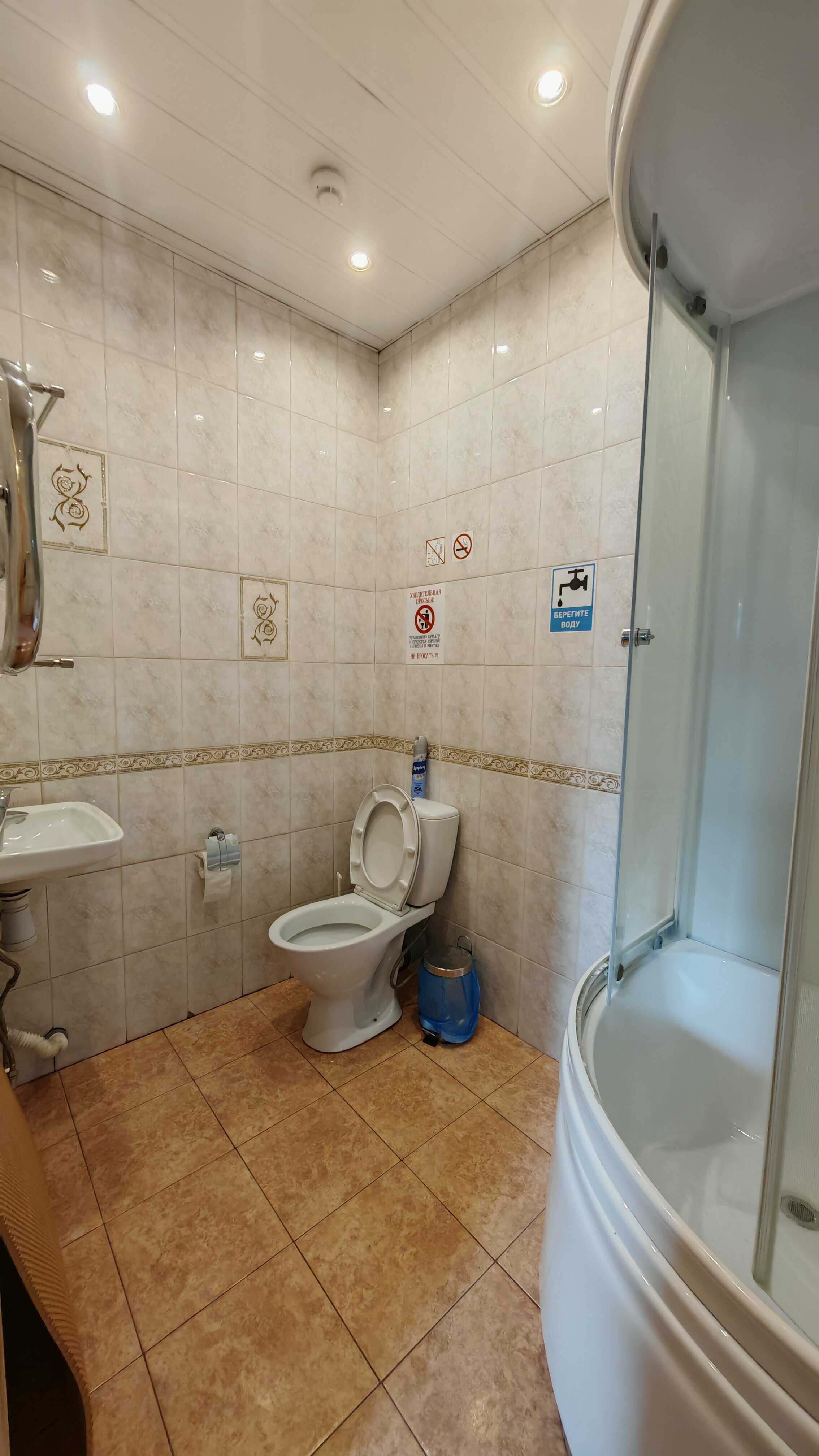 Трехместный номер с собственной ванной комнатой