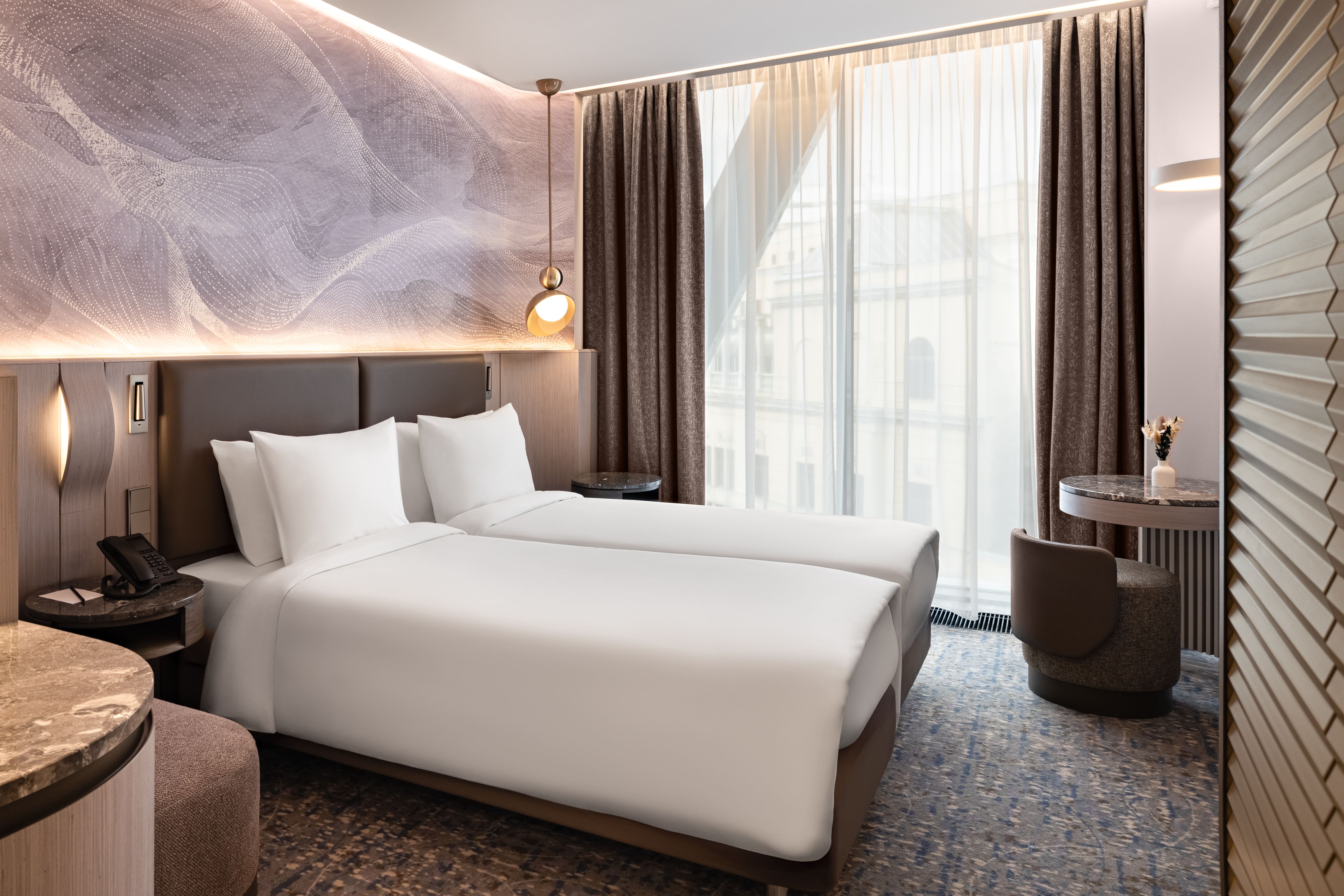 Улучшенный номер с видом во двор (на высоком этаже) с двумя раздельными кроватями