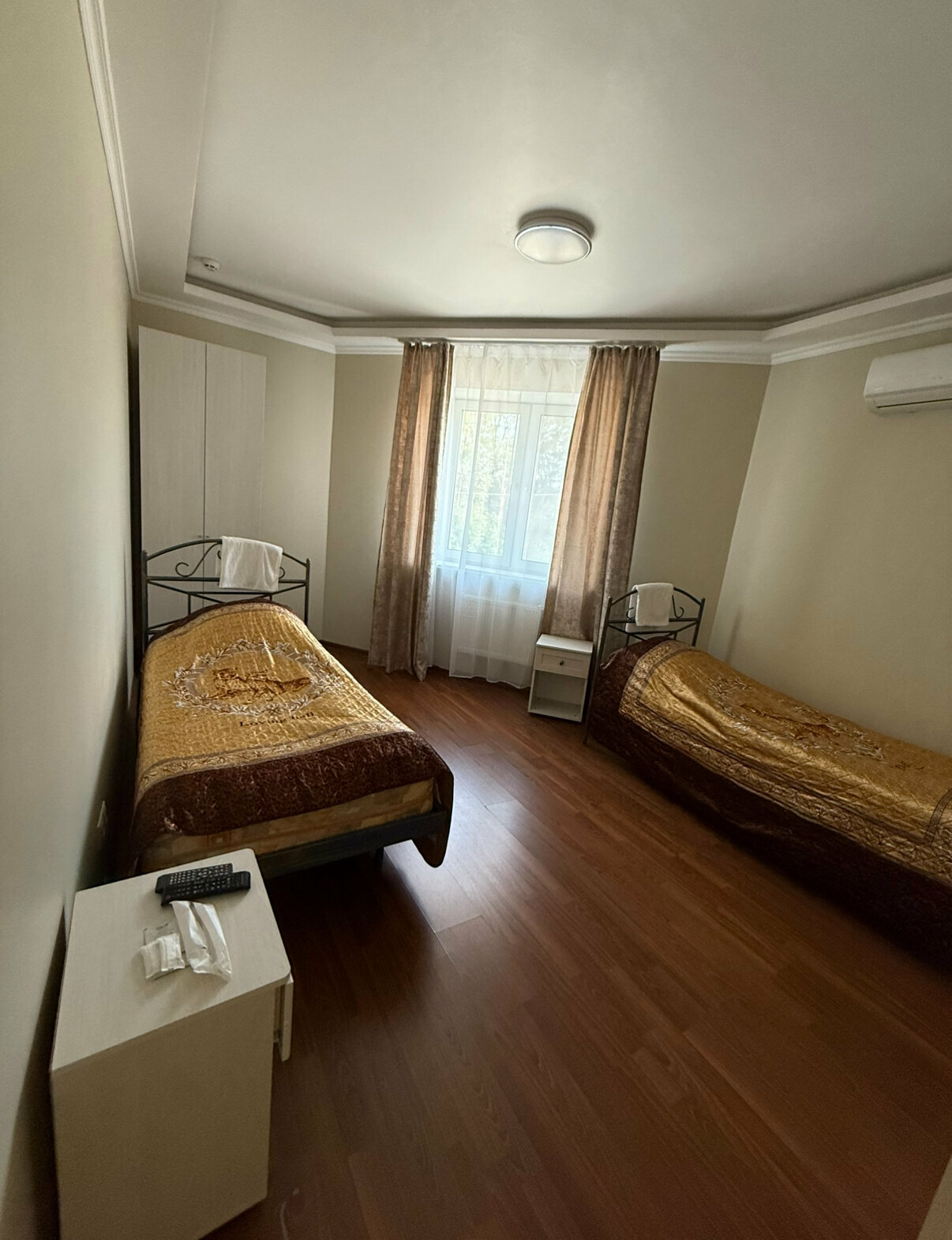 Двухместный номер с 2 отдельными кроватями и общей ванной комнатой