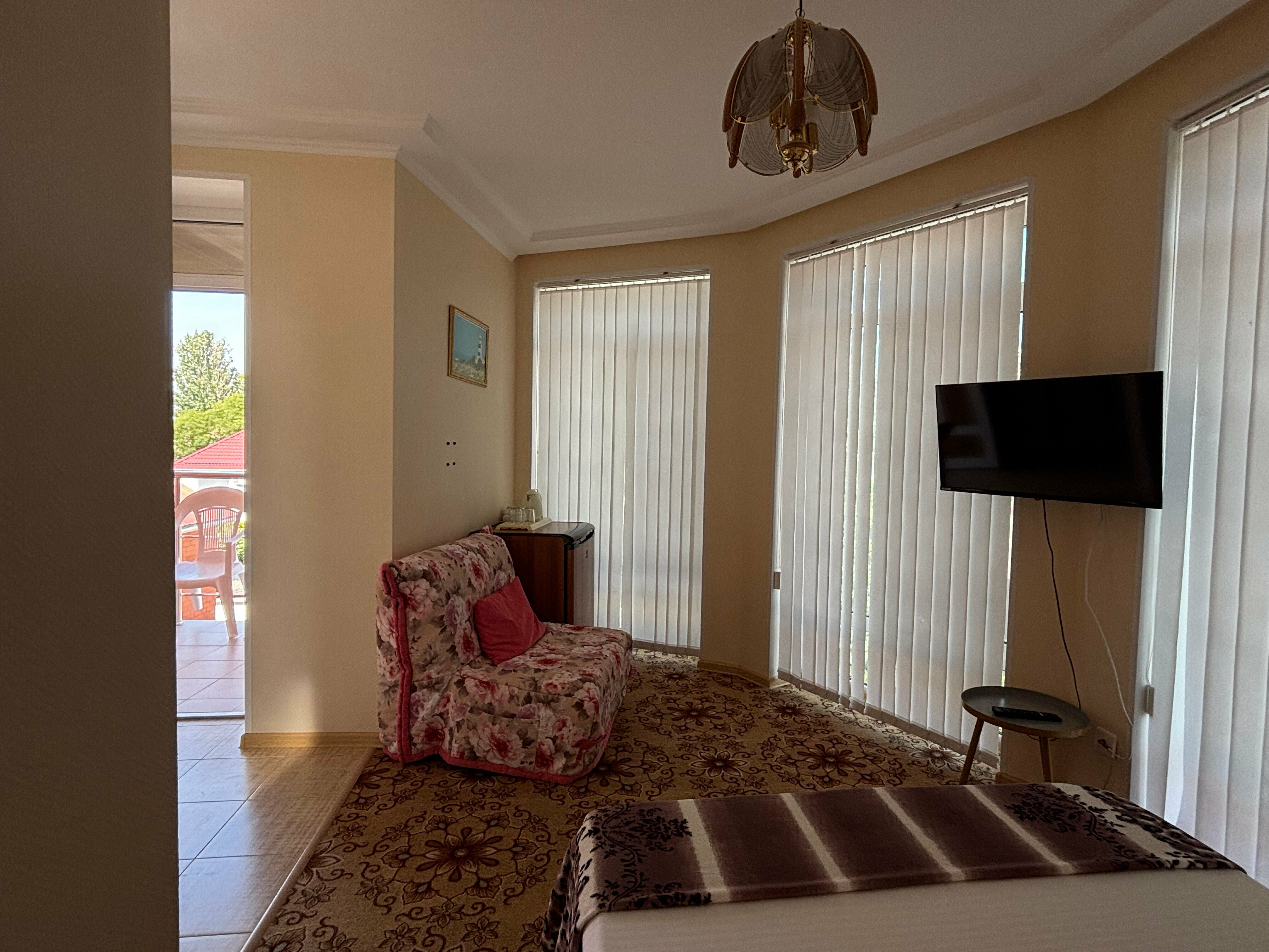 Номер на 2-3 гостя, двуспальная кровать, балкон, вид на сад, с удобствами