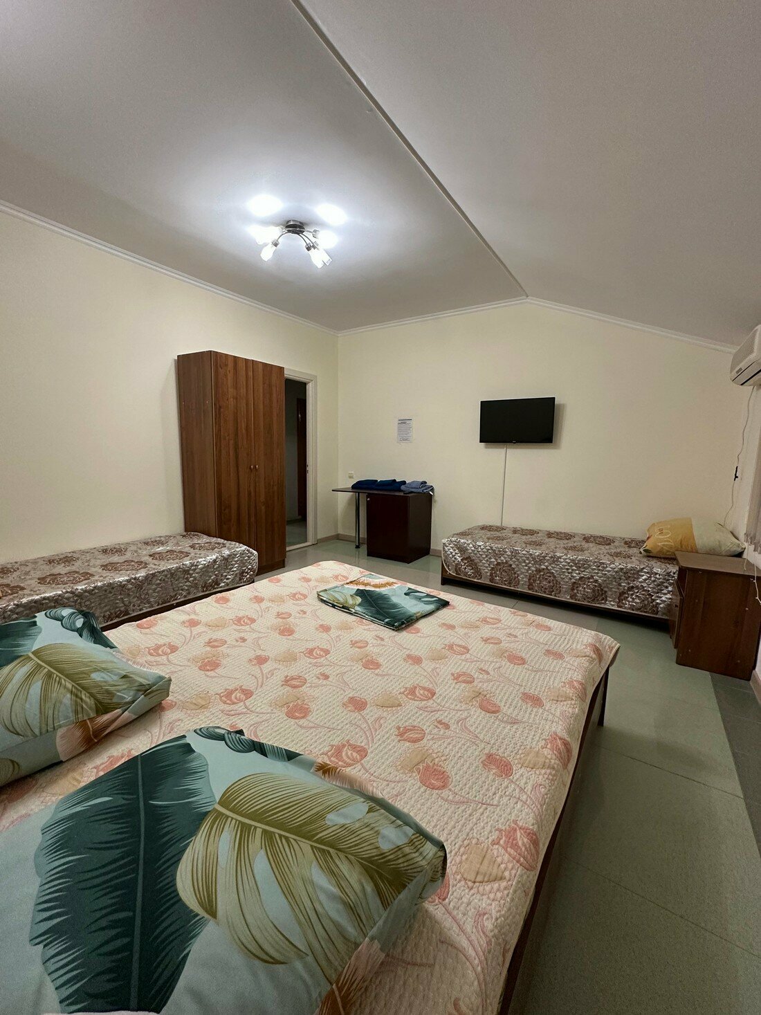 Семейный номер с общей ванной комнатой