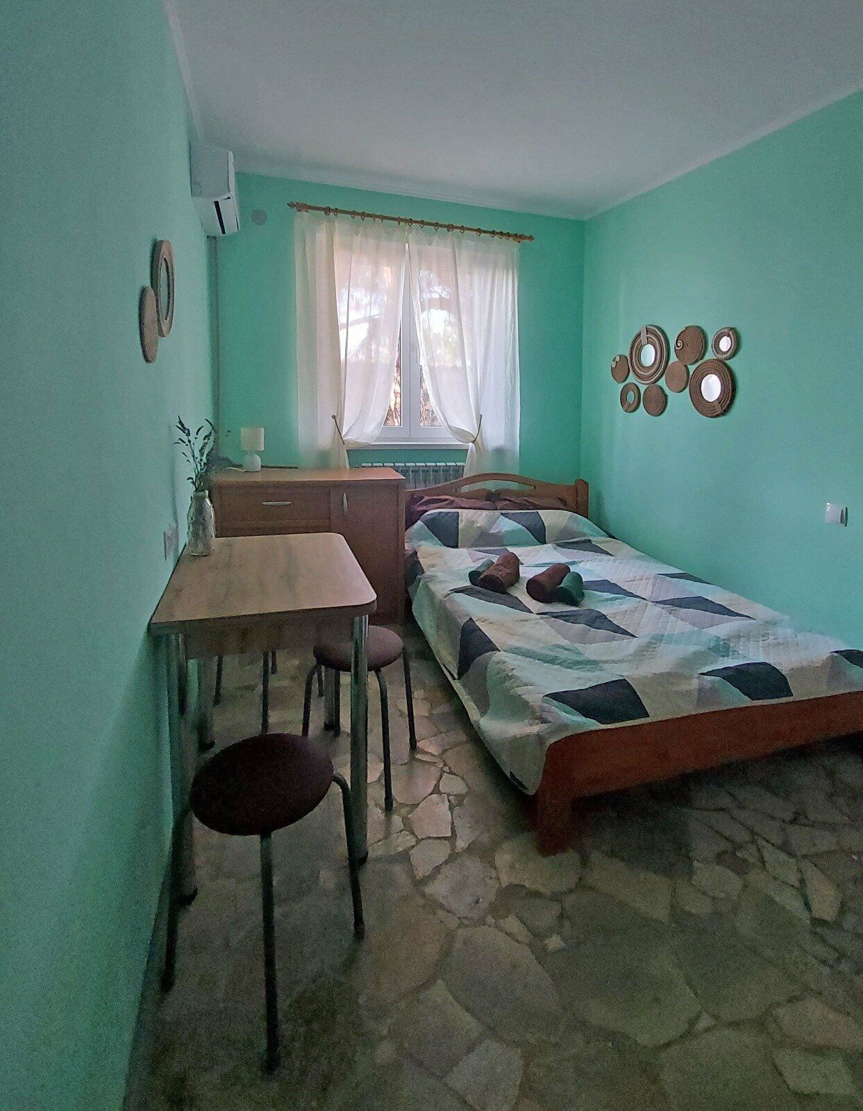 Четырехместный номер с ванной комнатой